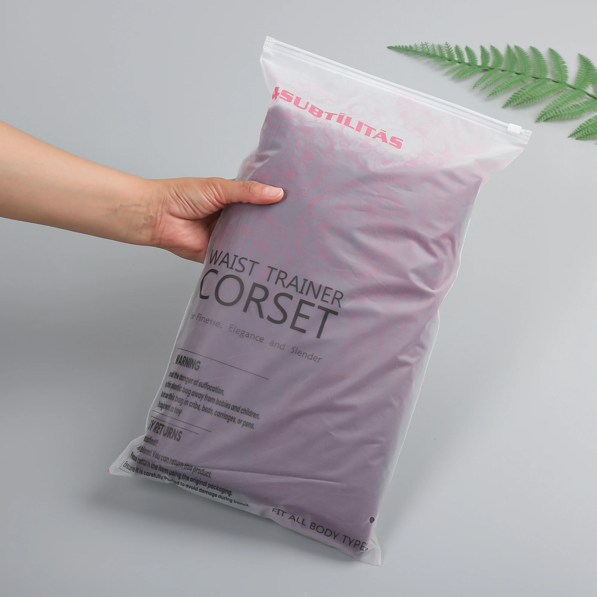 Матовый пластиковый пакет на молнии для упаковки одежды