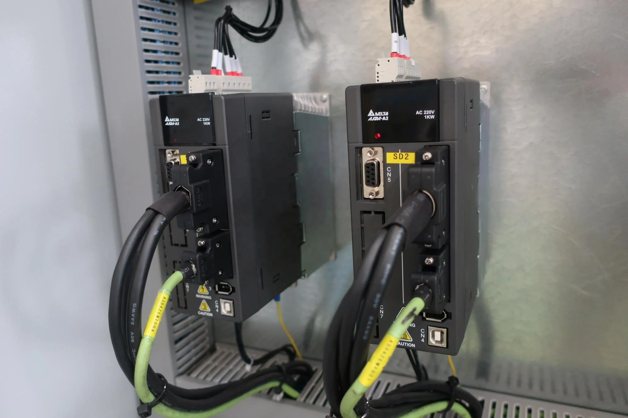  Точный листогибочный станок с ЧПУ 6 + 1 ось 100 тонн системой Delem DA56s Y1 Y2 X R Z1