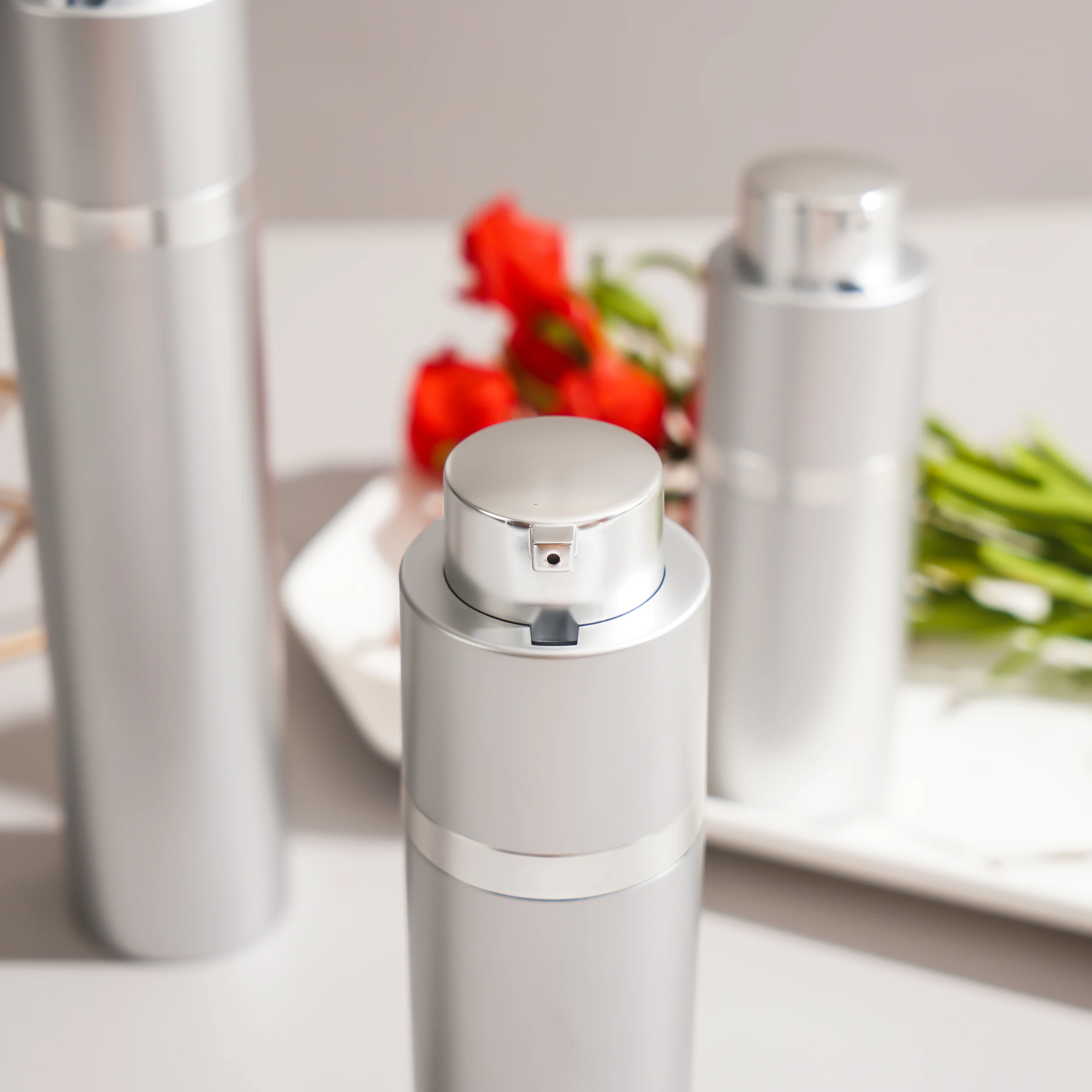 Новый дизайн, серебристая вращающаяся безвоздушная бутылка 15 мл 30 мл 50 мл