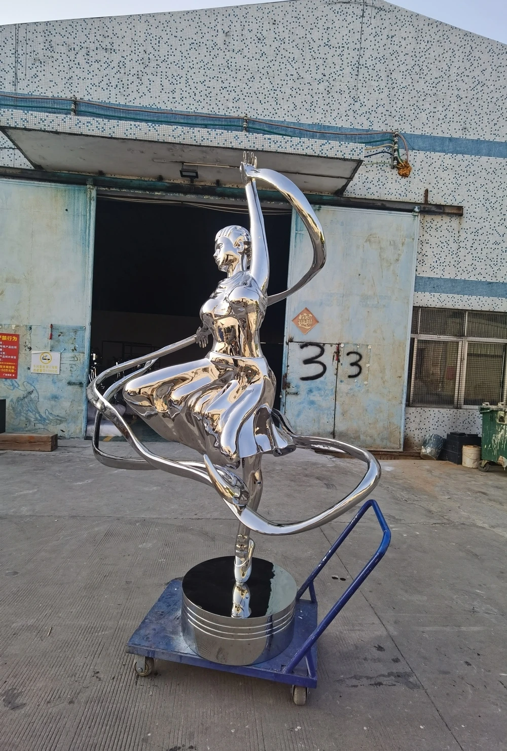 Outdoor Decoration Hand Craft Hotel Lobby Decoration 304 Stainless Steel Custom Made Woman Statue Abstract Sculpture