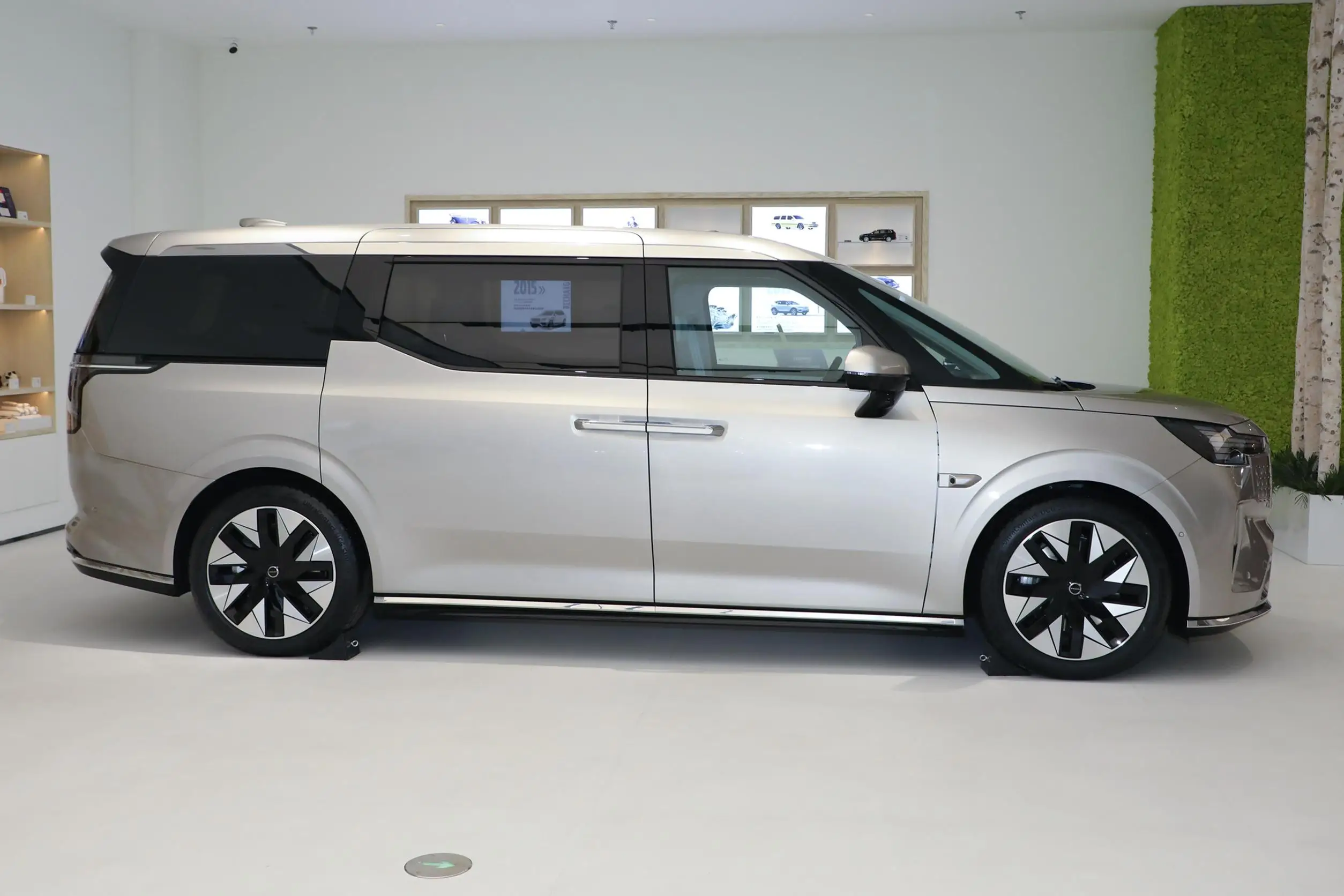 2024 Volvo EM90 2025 Ultra Six Seat  used car for sale  hot sale    Luxury MPV