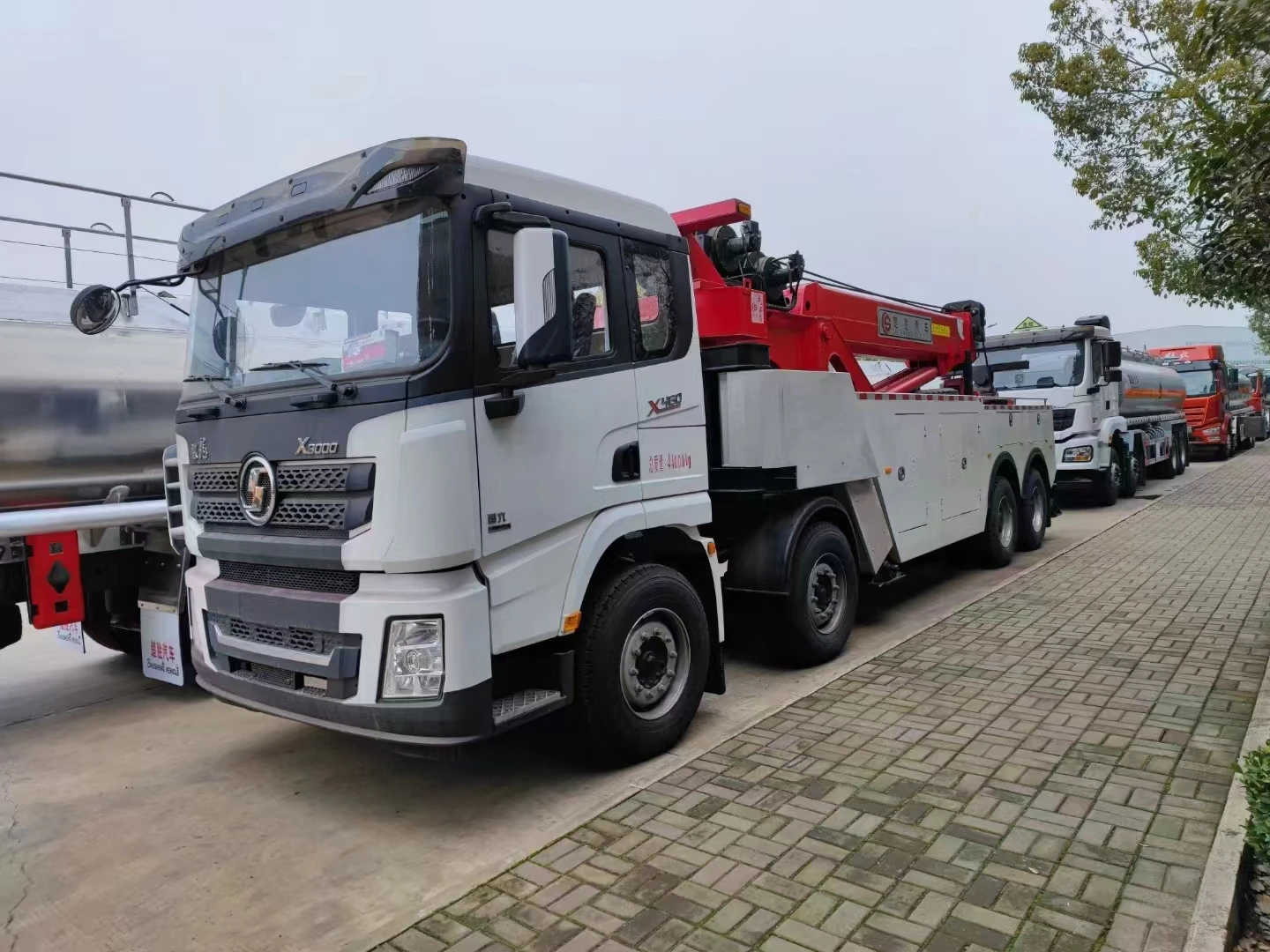 China cheap 8X4 chassis heavy duty road wrecker towing truck for sale