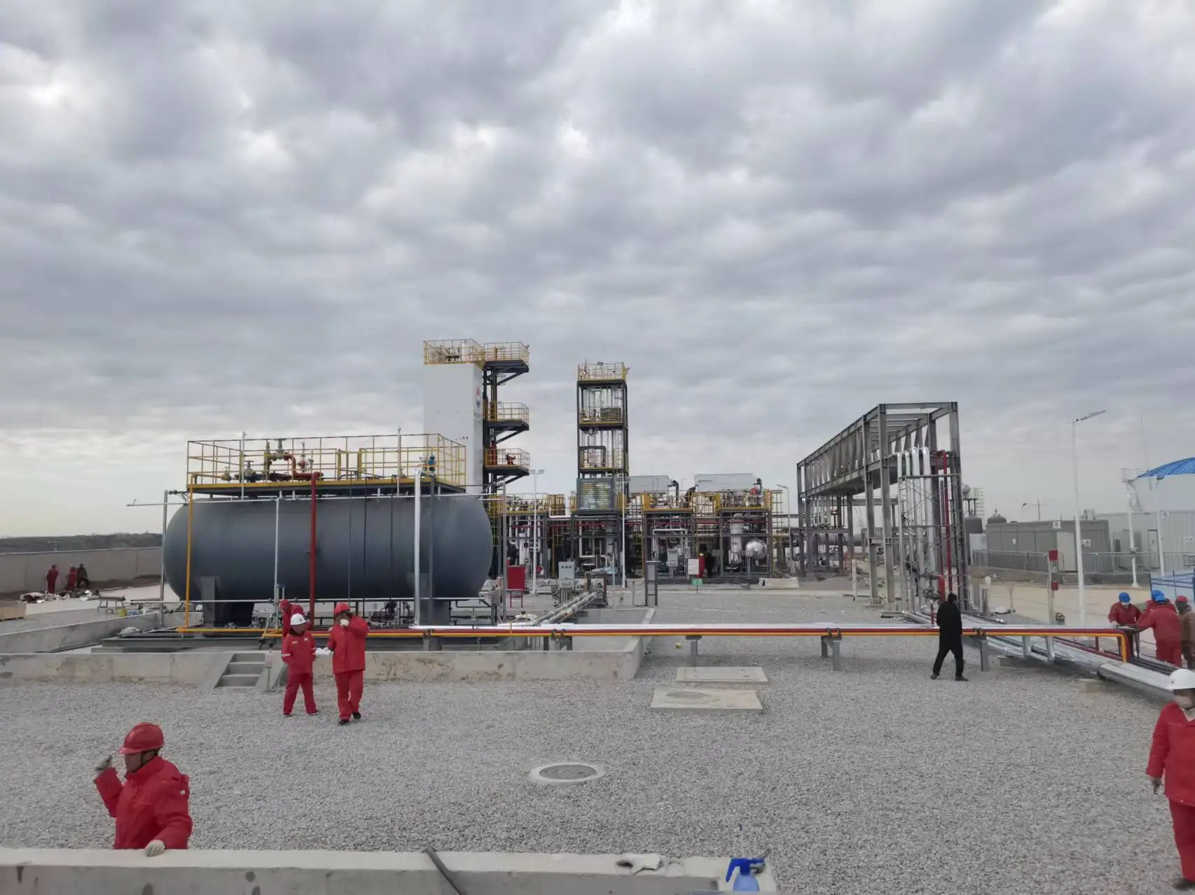 Крупномасштабная установка для сжижения жидкого природного газа