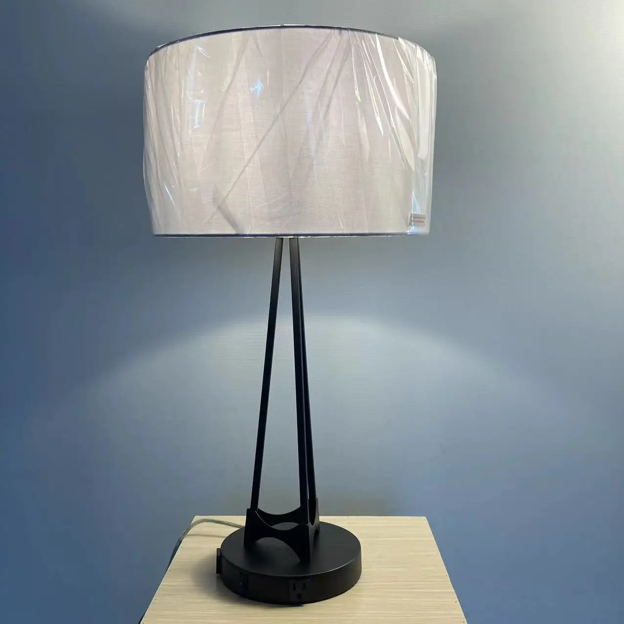 UL listed Hampton Holiday Inn Candlewood Staubridge hotel factory metal bedside table lamp with electrical power outlet