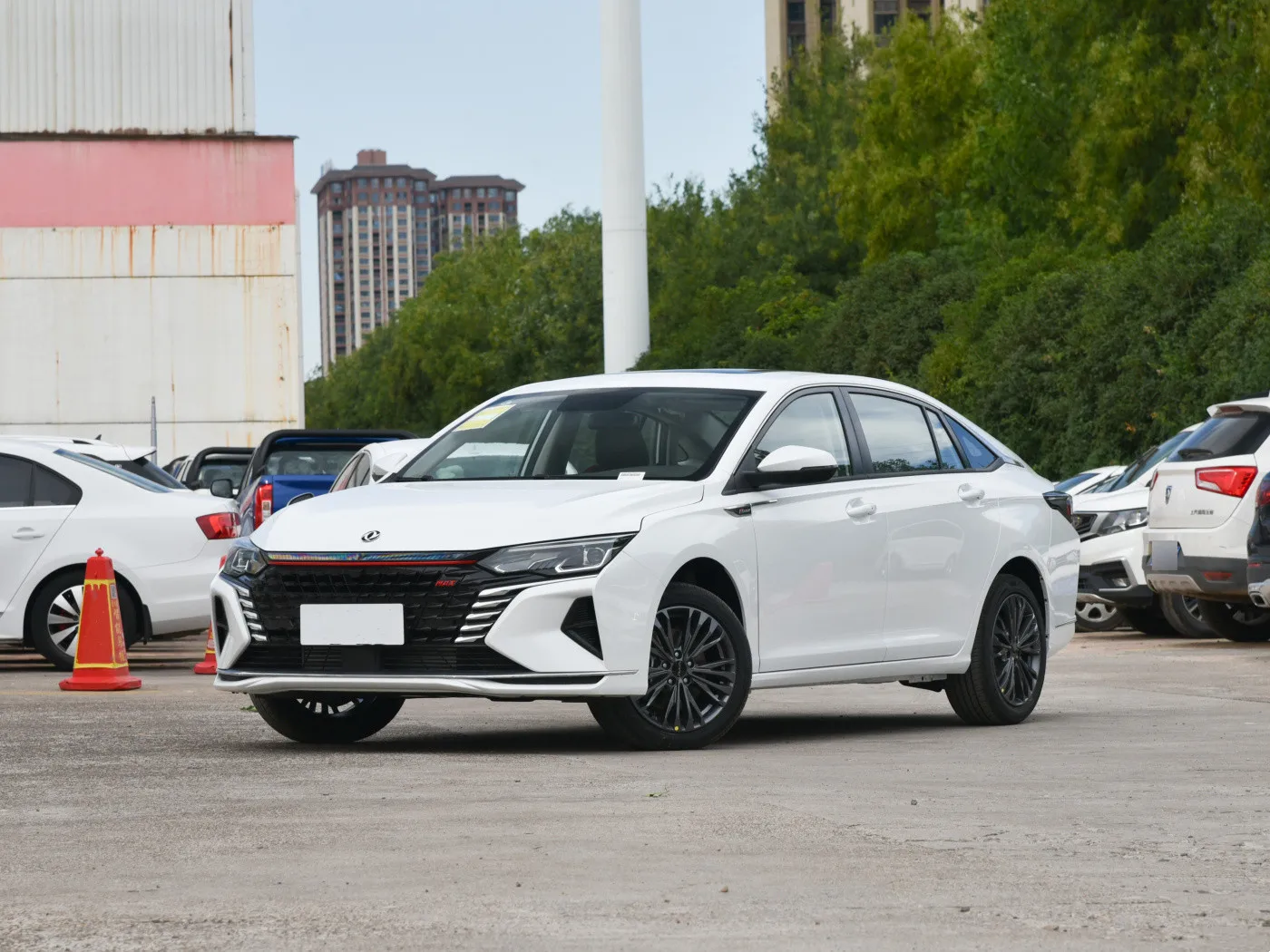 Новая модель 2023 г. гибридный автомобиль Dongfeng Yixuan Max на 5 мест седан в Узбекистане