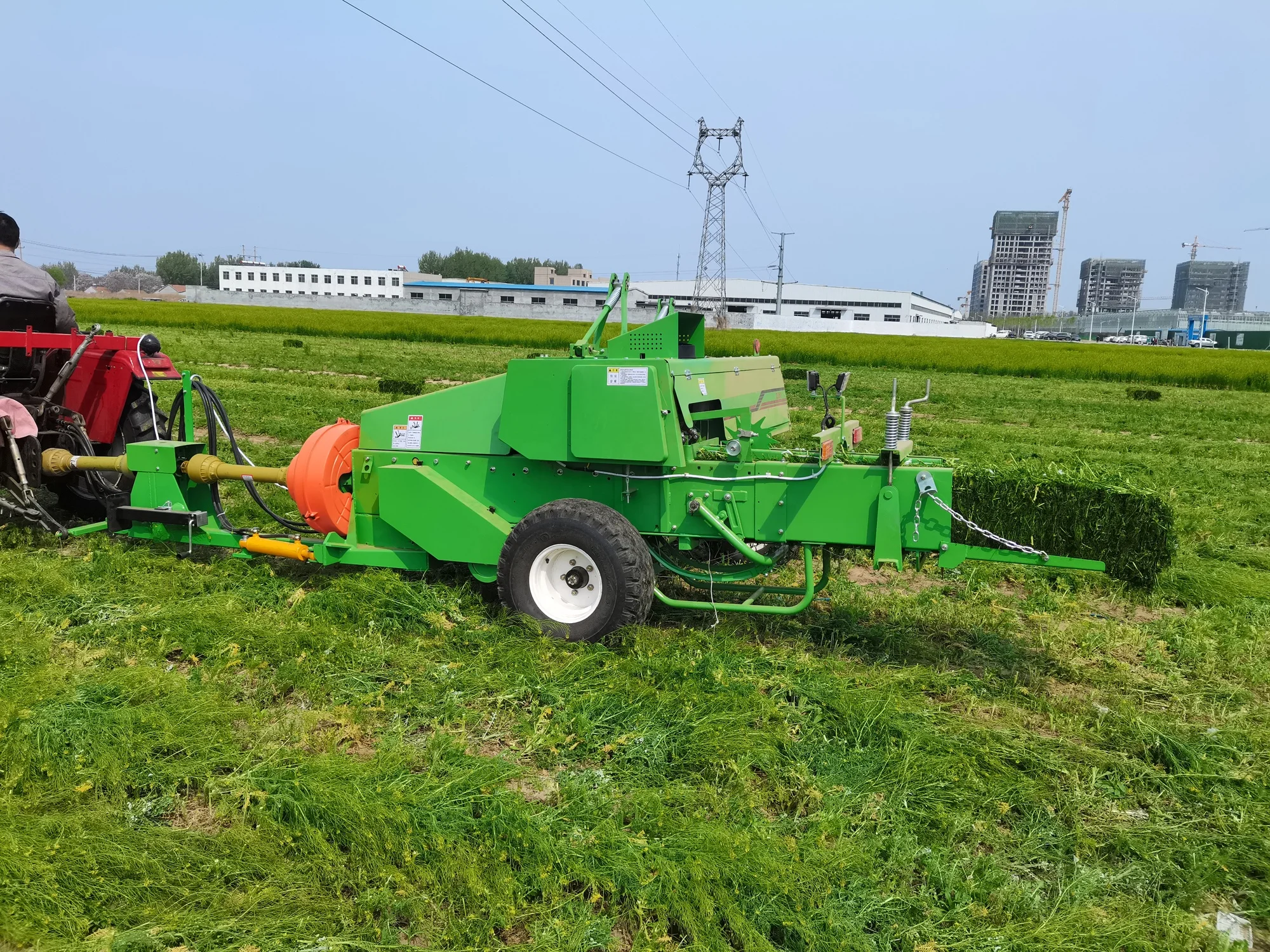 Офсетный квадратный пресс для сена