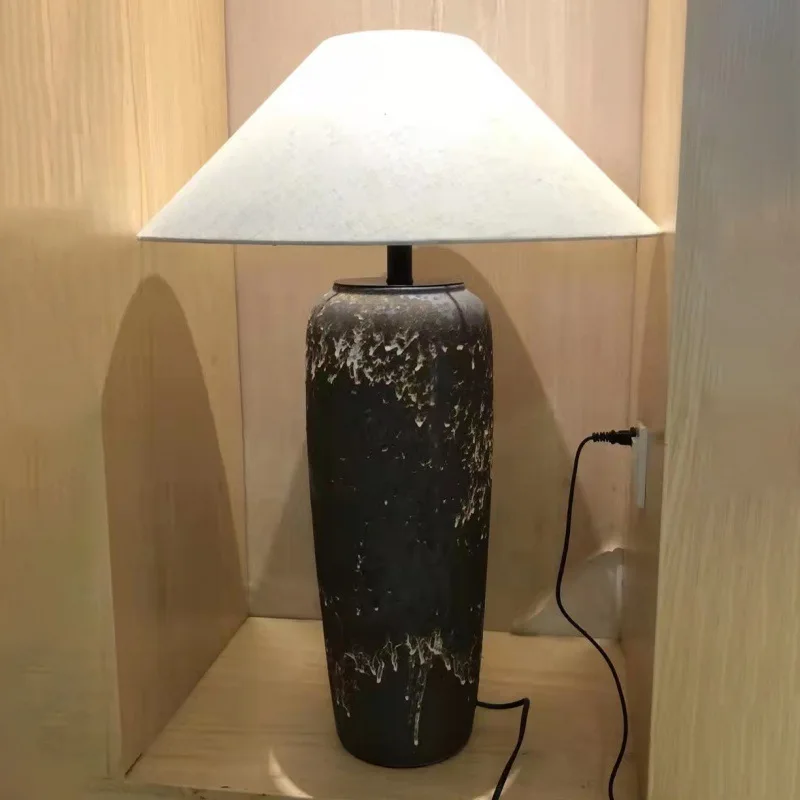 Керамический торшер Wabi-sabi установлен в гостиной отеля