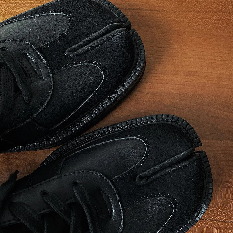 ODM&OEM Unisex Size 36-44 Split Toe Flat Shoes Logo Custom Black Leather Thick Sole Women Men Tabi Platform Sneakers