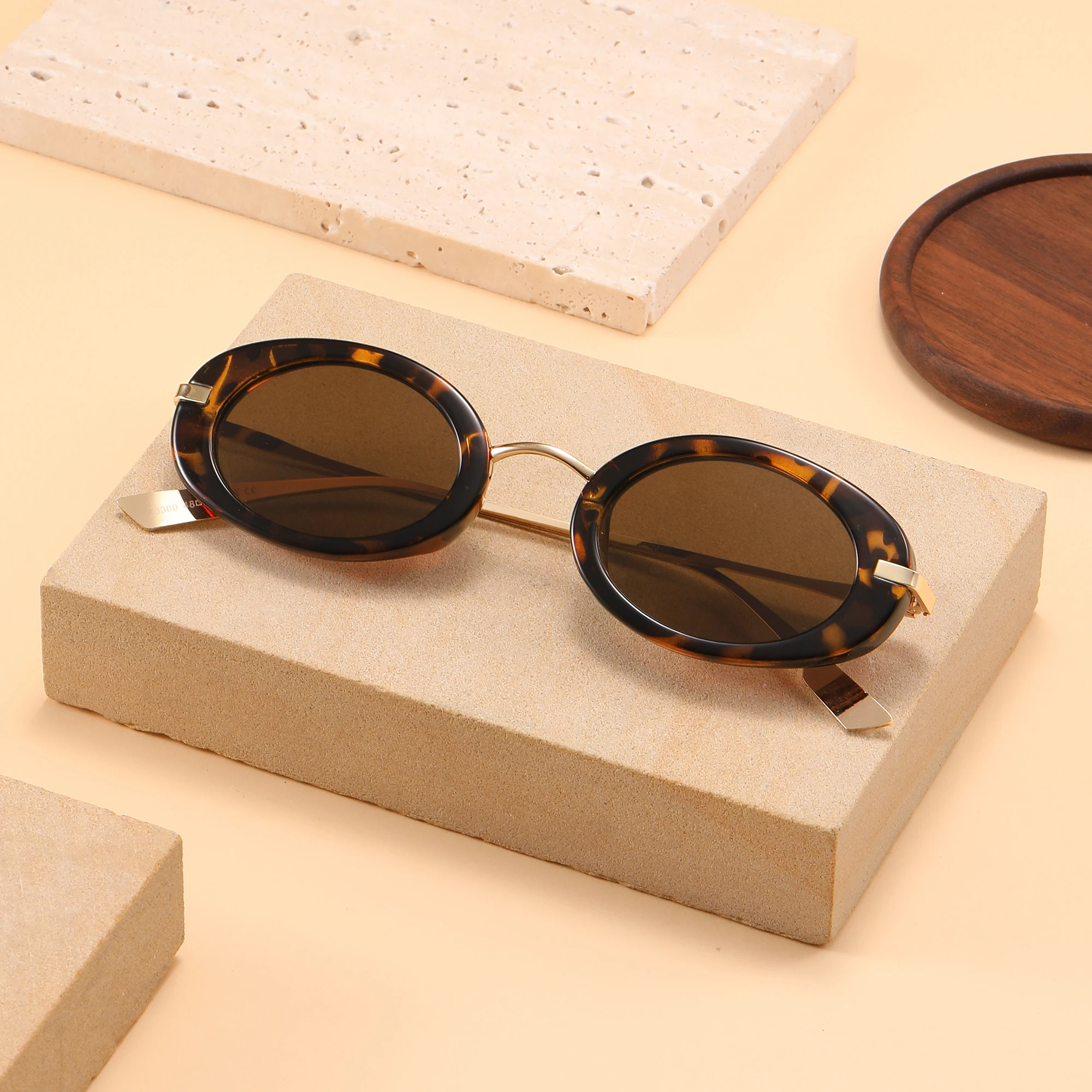 2024 Fashionable new vintage Women PC sunglasses custom logo Lightweight metal Stock Bulk sunglasses