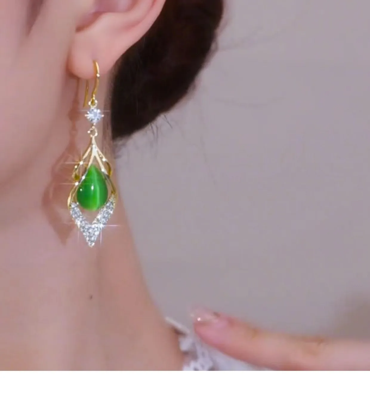 Женские золотистые серьги с подвеской
