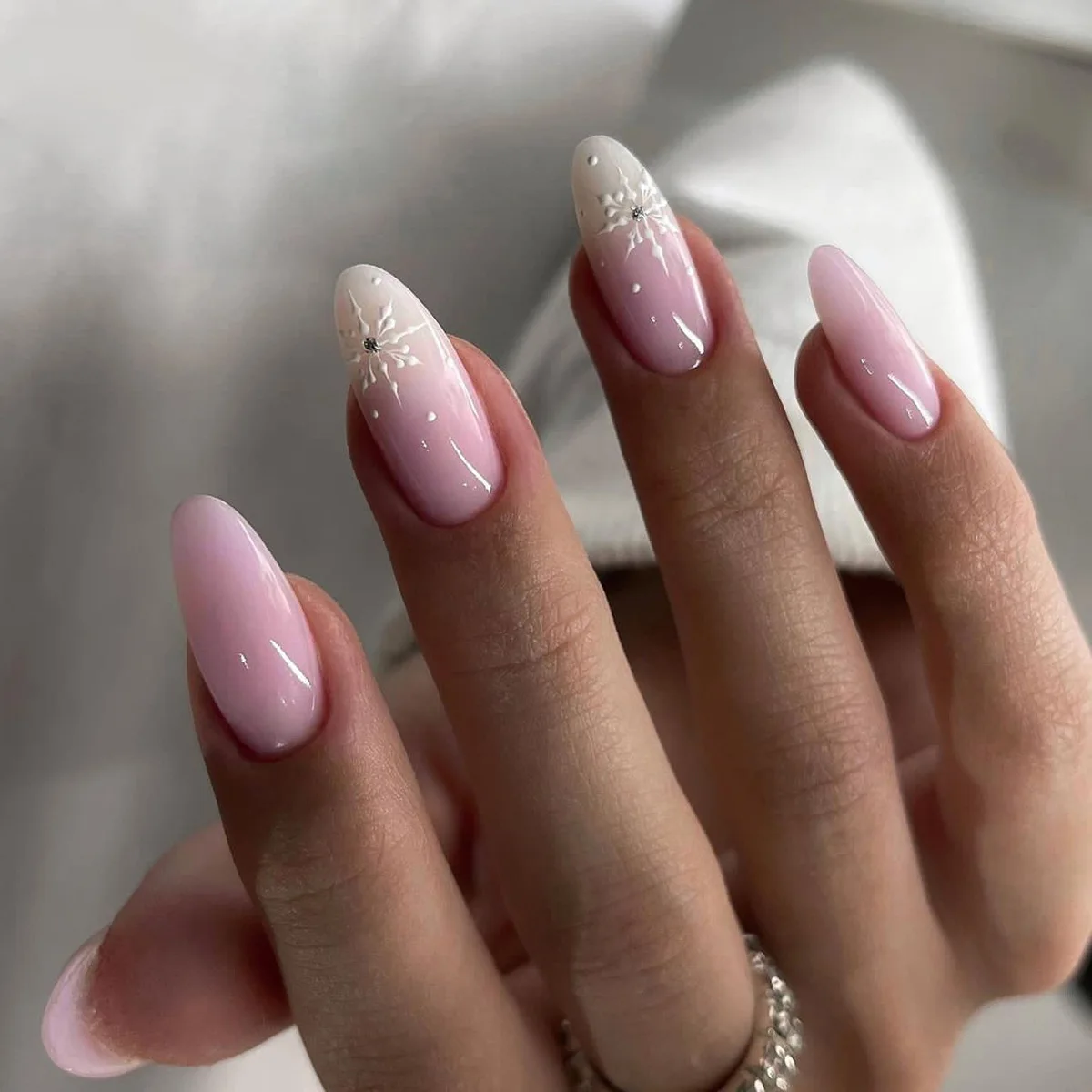 24pcs French Brown 2024 Artificial Fingernails New Style Christmas Press on Nails Salon Model round Pattern for Christmas