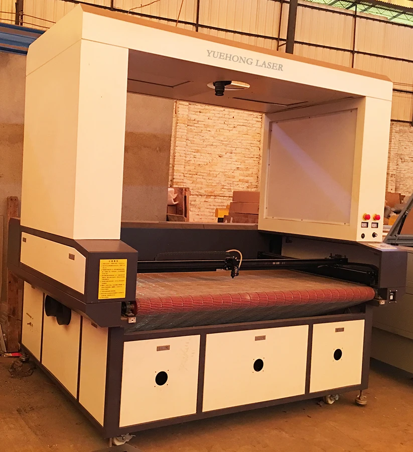 Embroidery Badges Textile Fabric Cloth Label YH1810 Vision CCD Laser Cutting Machine Price For Sale