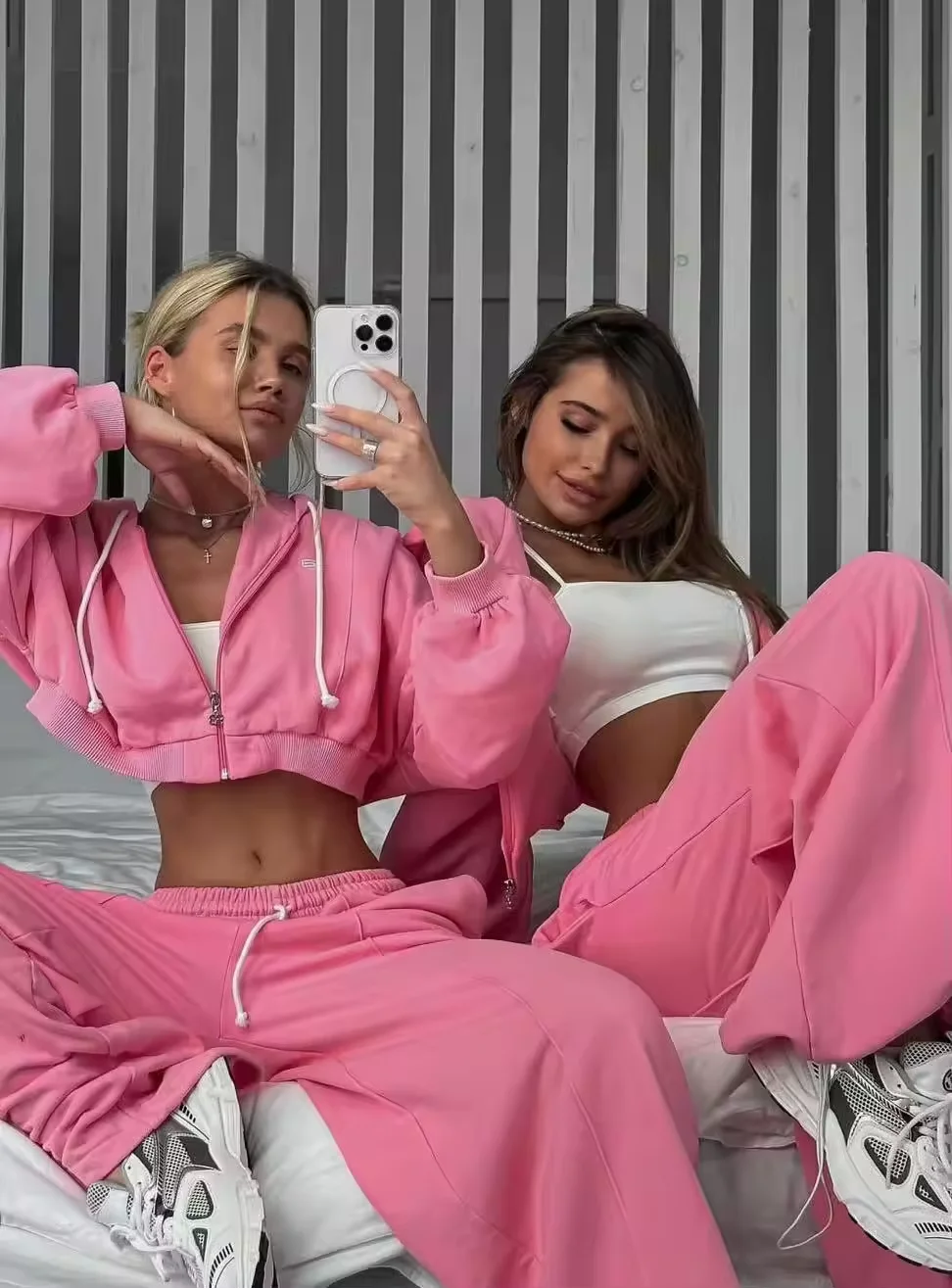 Custom zip up cropped hoodies set women high quality  womens loungewear suits fall fleece cotton two piece tracksuits set