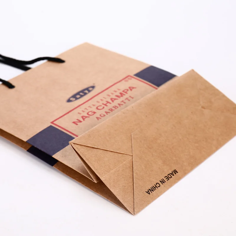 Recyclable kraft paper bag with handle carrying capacity is strong professional can customize gift shopping paper bags