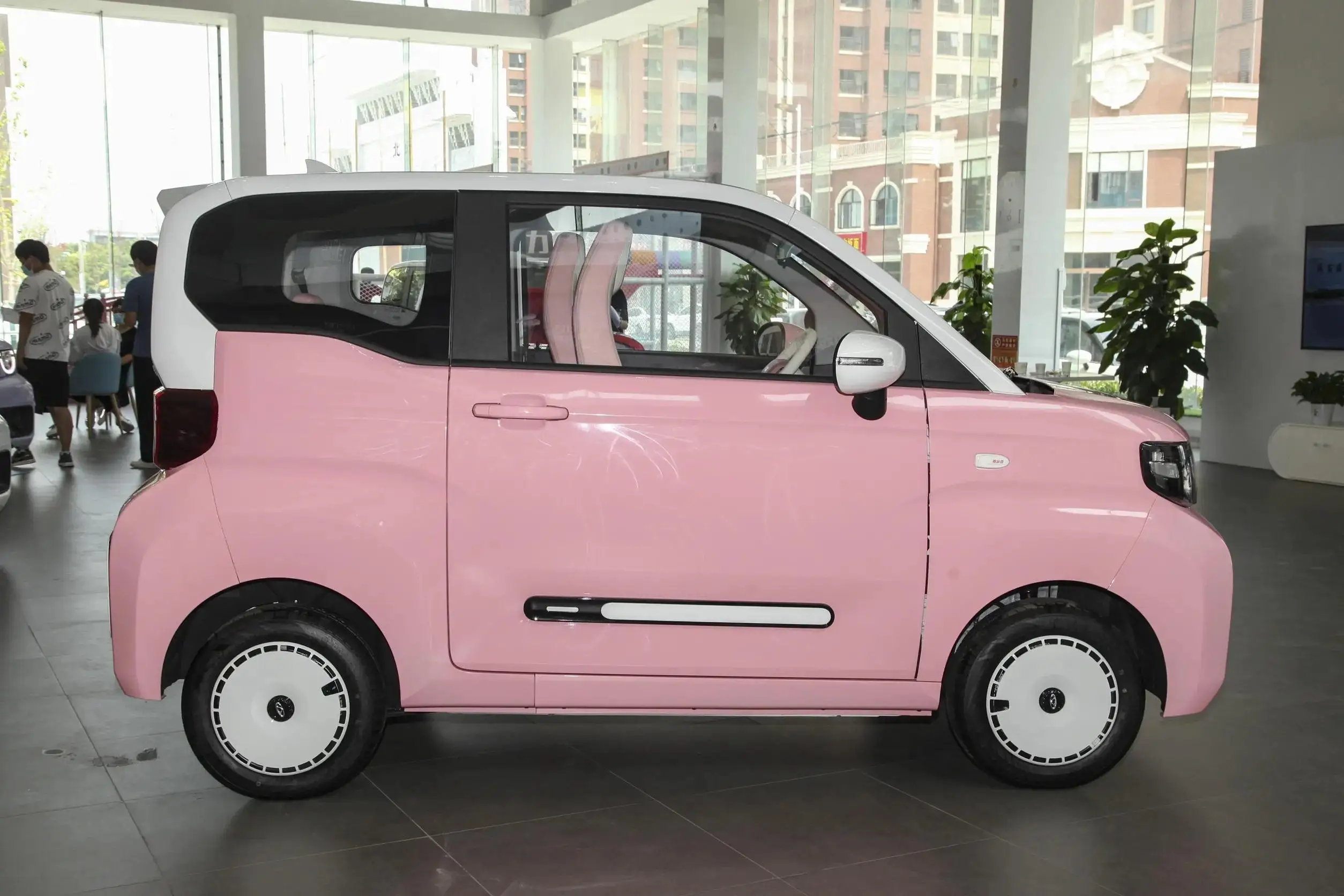 Electric Mini Car Chery Qq Ice Cream 3-door 4-seater 20kw Mini Electric Passenger Vehicles Cheap Mini Electric Cars For Adult