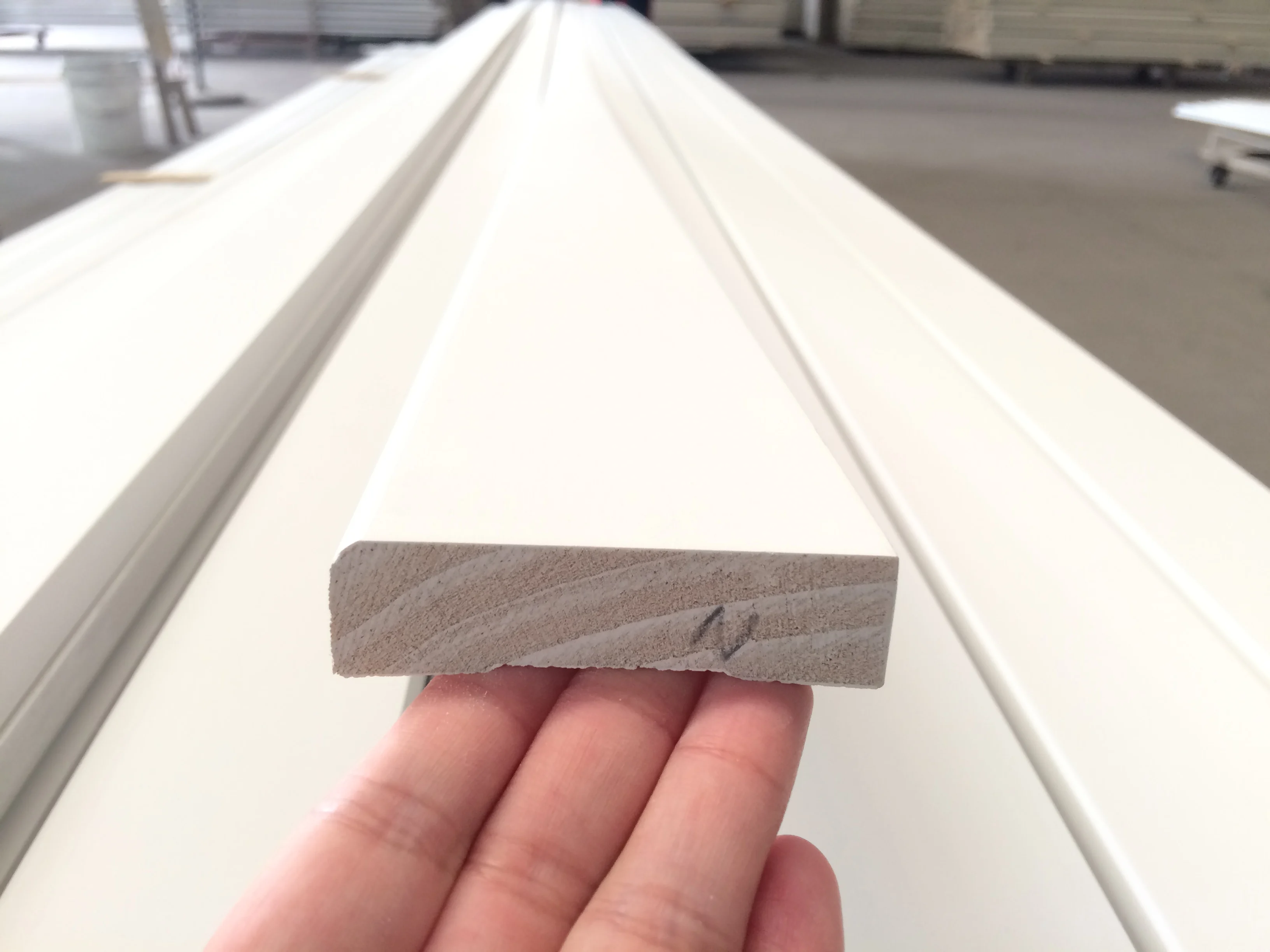 Primed Pine Bull Nose Pencil Round Baseboard Moulding