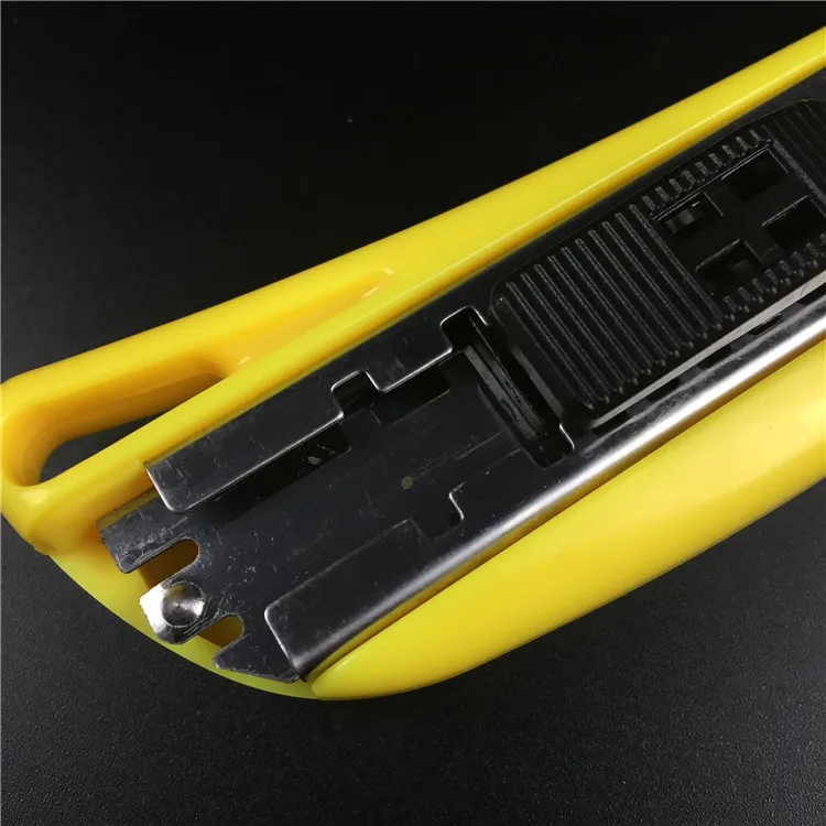 2024 Sharp high-carbon steel blade utility knife factory direct sales 18*100mm utility knife