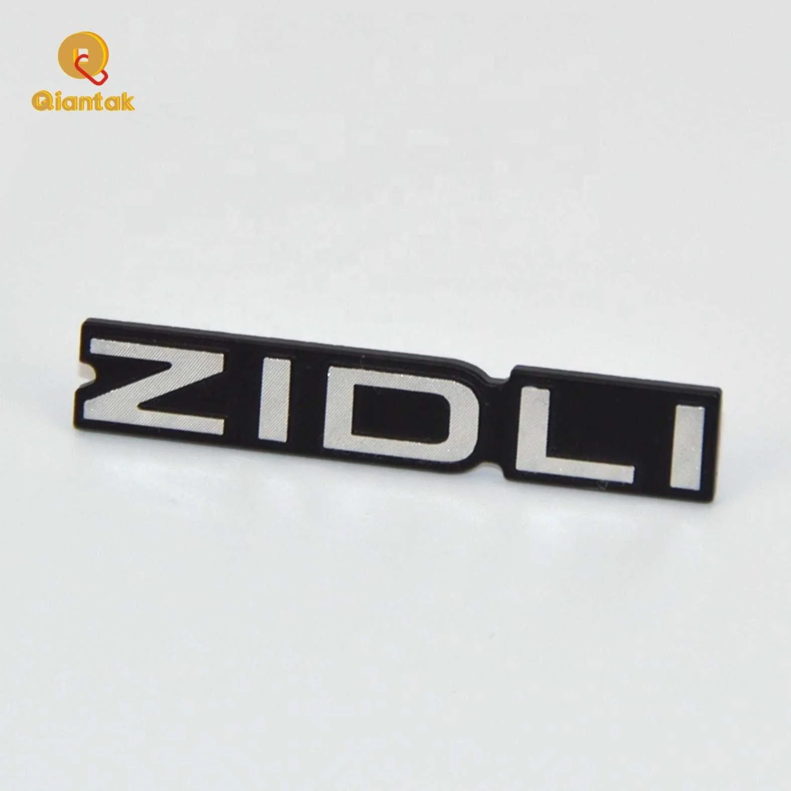 High Quality Custom Logo Aluminum Nameplate Wholesale Black Letter Brand Printing on Metal