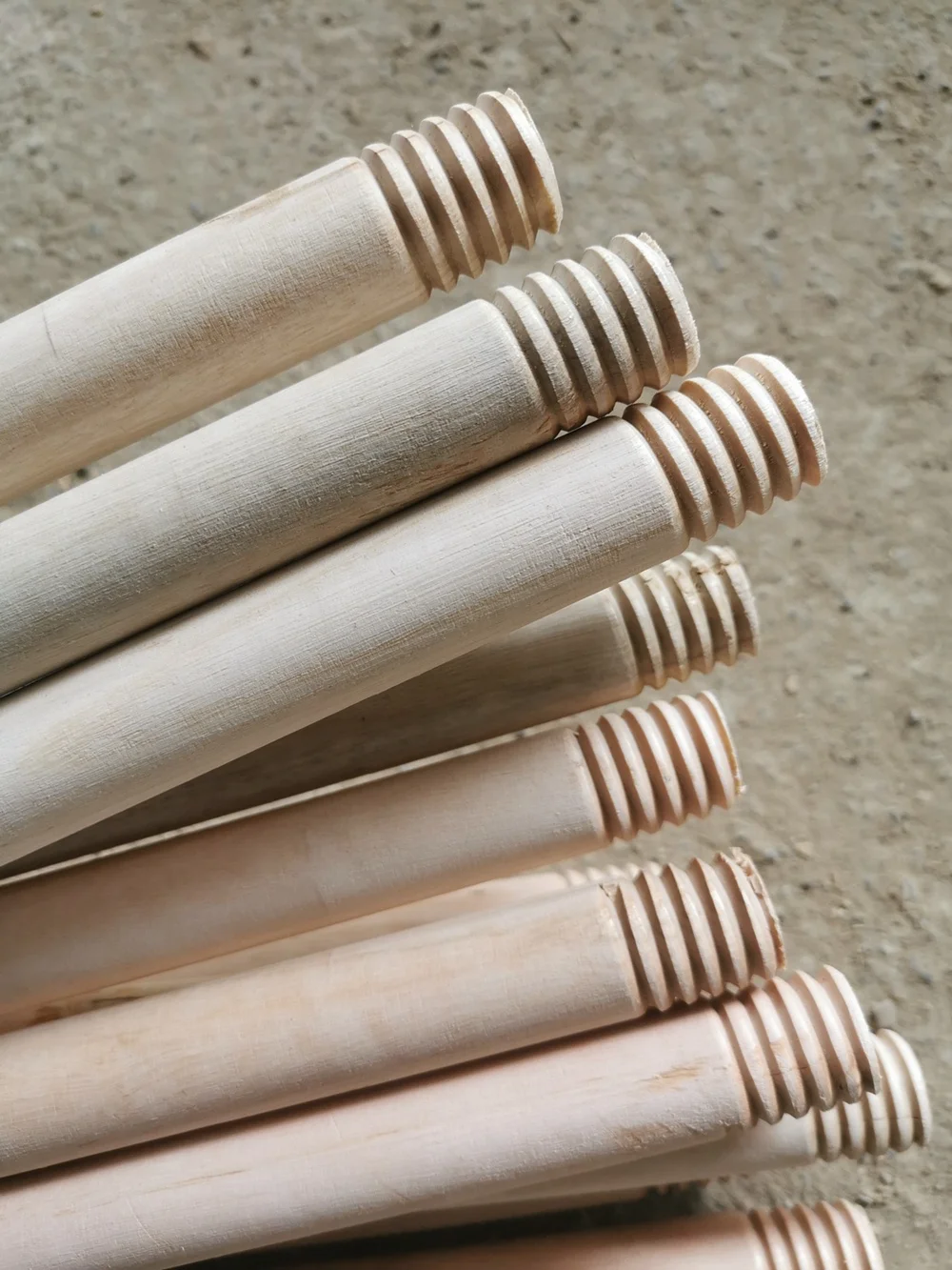 China supplier housekeeping cleaning wood material mop stick handles wooden stick for brooms