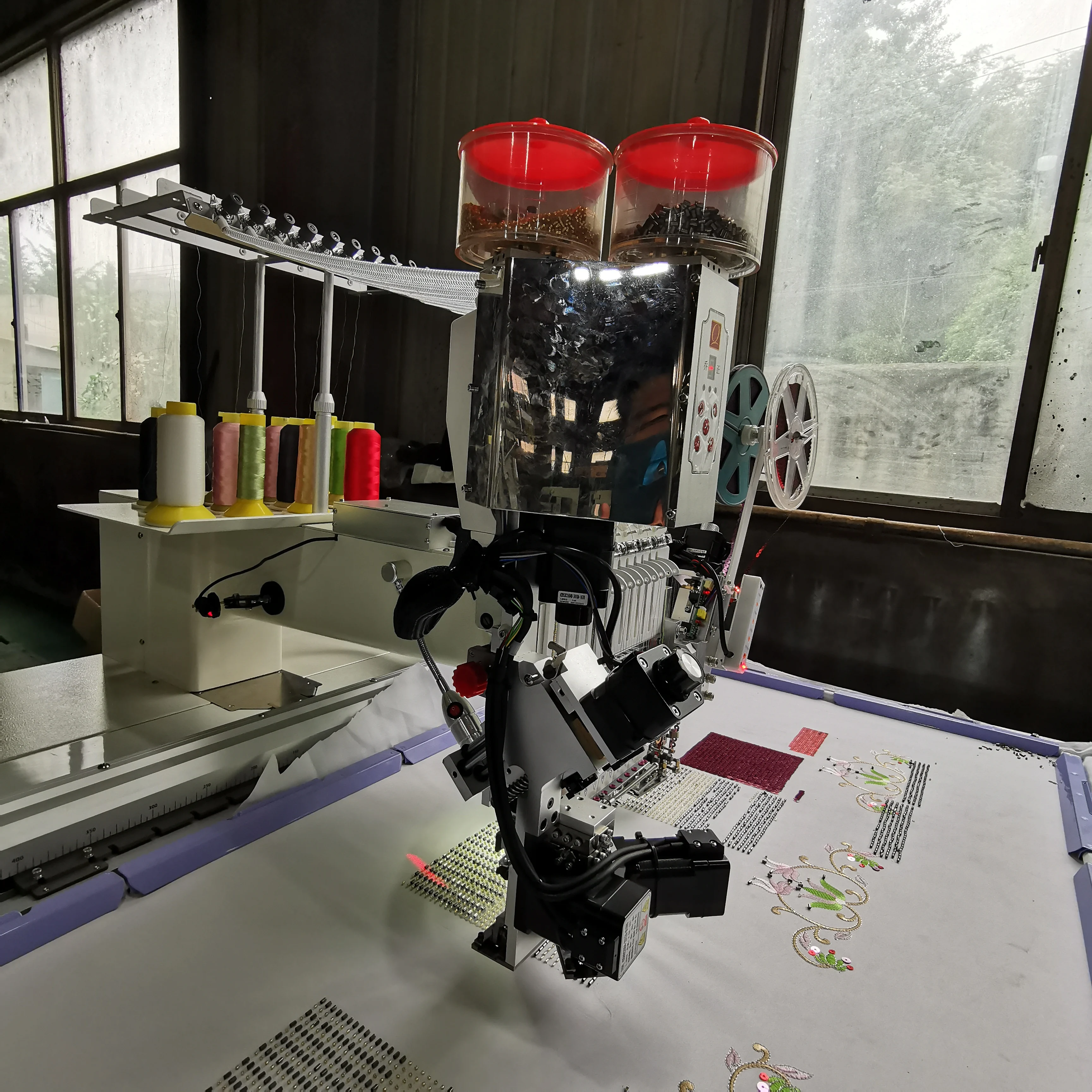 Компьютеризированная Вышивальная и швейная машина с одной головкой домашняя многоголовочная мини-вышивальная для футболок блестками бисером