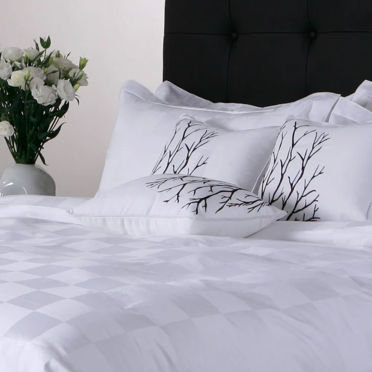 Luxury Fashion Designed 100% Cotton jacquard White Bedding Set Matching Pillows Decorative Bed Runner