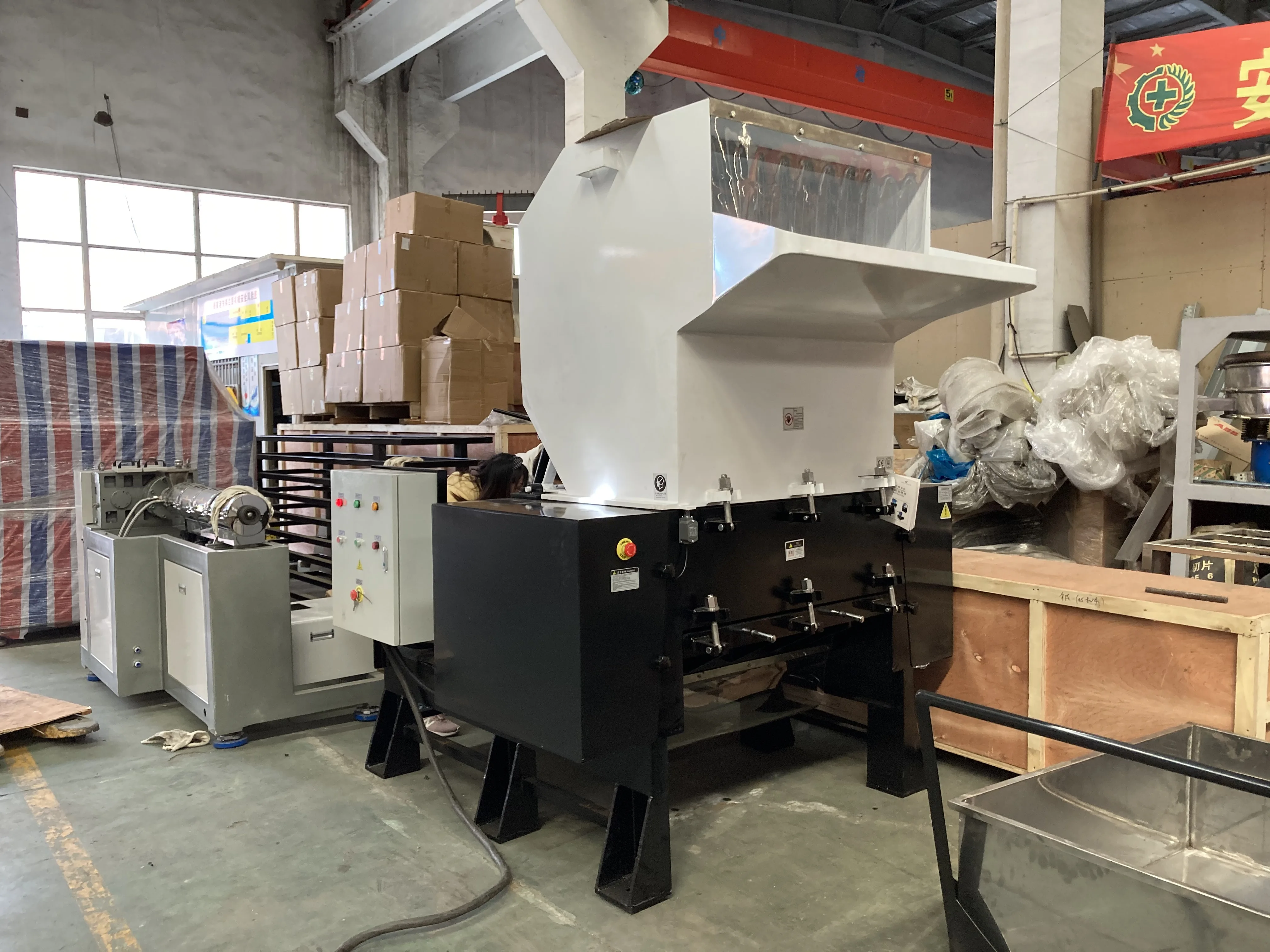 PC 1000 series large crusher for industrial recycling plastic bottles to flakes