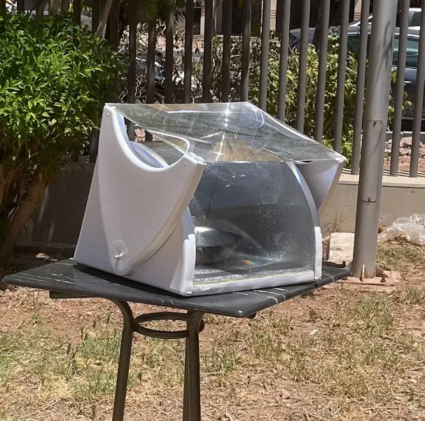 Portable outdoor solar oven for cooking hot dishes
