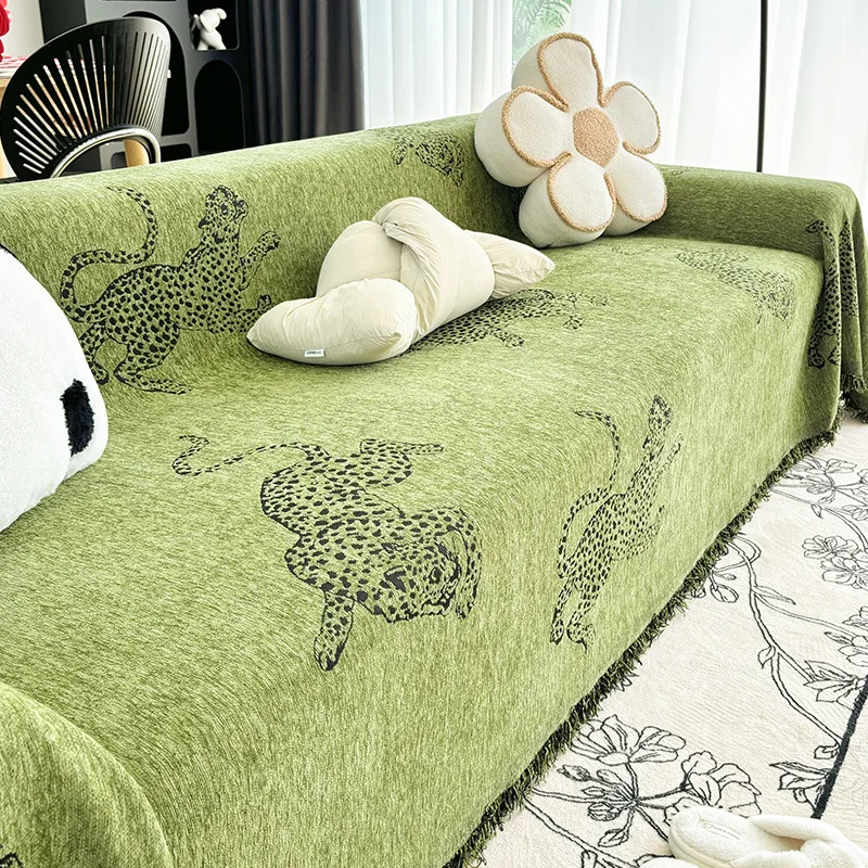 Vintage Luxury Thick Green Chenille Cheetah Design Jacquard Throw Sofa Towel With Handmade Tassels For Living Room Non-slip