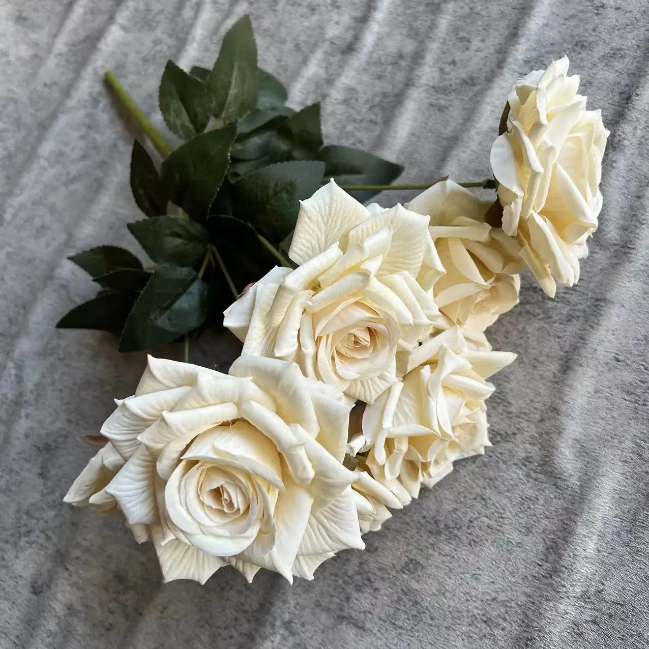 2023 New Good Quality 7 Head Artificial Flower Cream White Rose Bouquets for Wedding