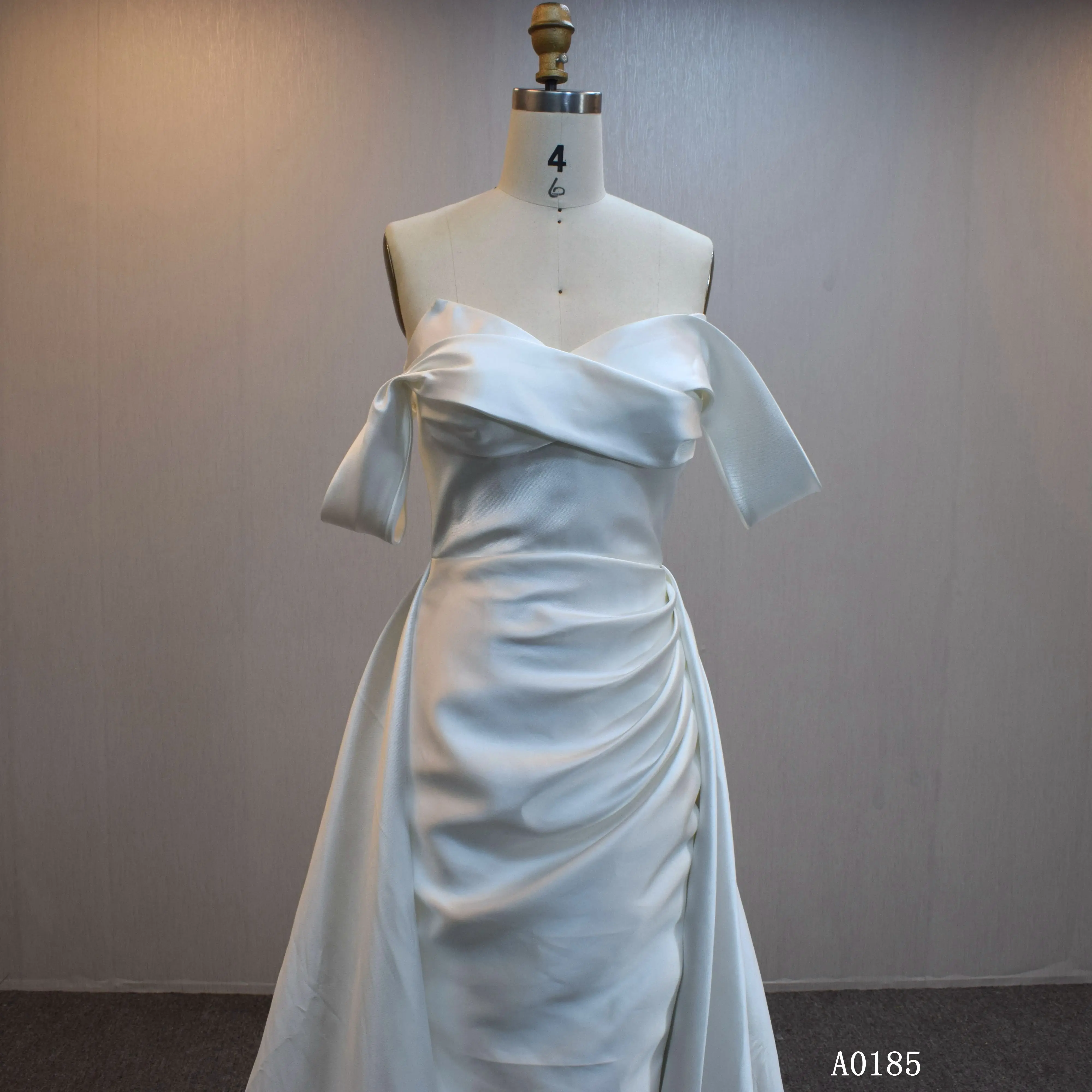 European and American Classic Ivory Sweetheart Neckline Collar Shoulder Sleeve Wedding Dress