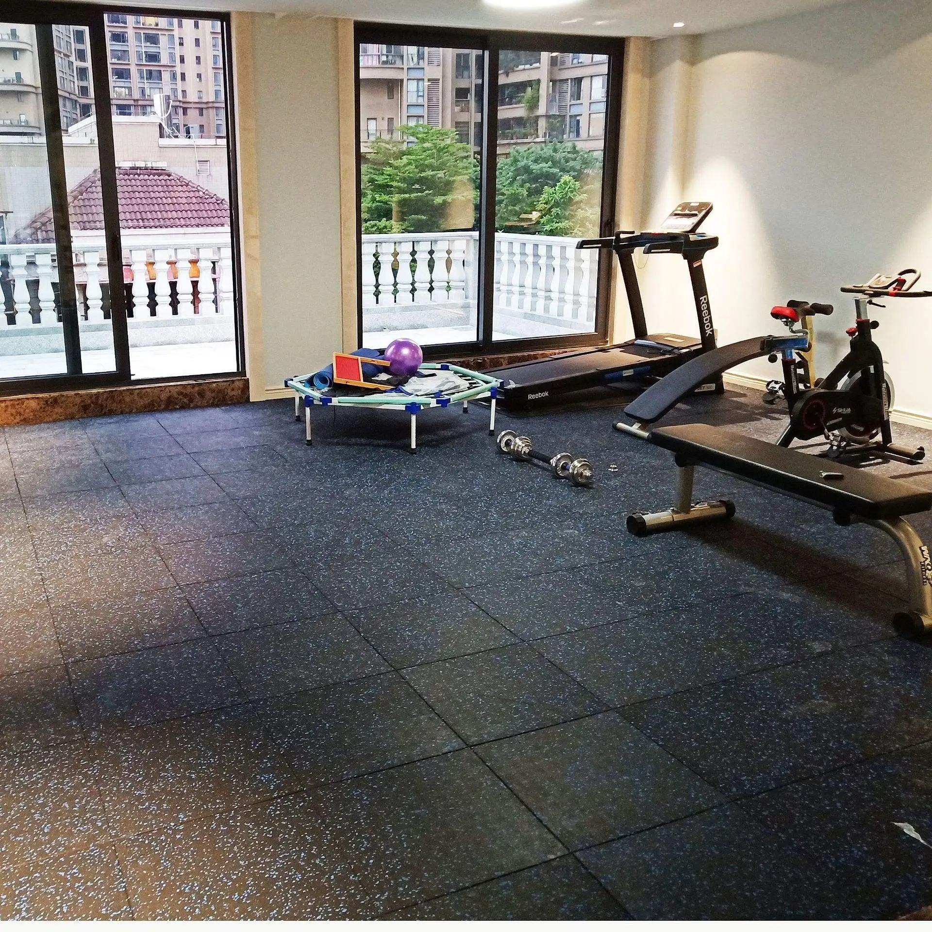 Heavy duty anti skid shockproof wear-resistant anti electric rubber floor mat protective flooring for gym