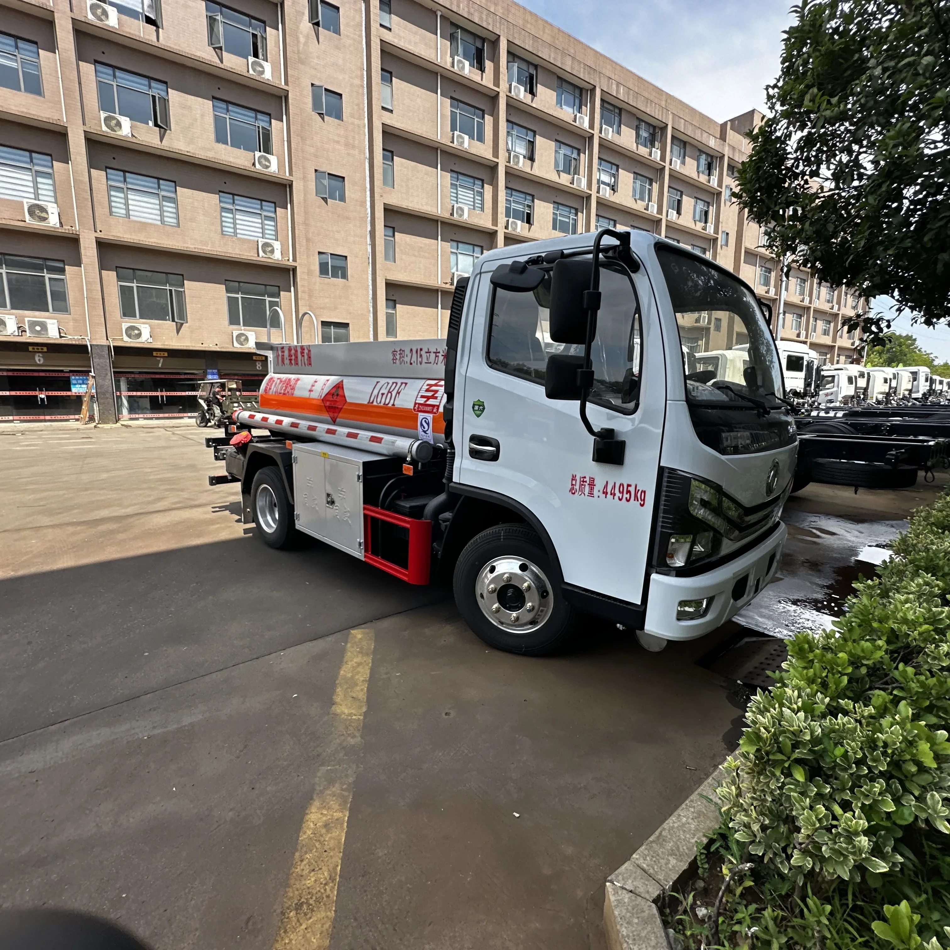 Dongfeng 2150 liter city fuel tanker, direct factory price, cost-effective
