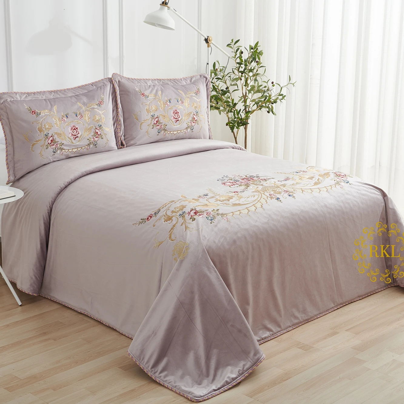 China Export Sheet Sets Bedding Wholesale Embroidery King Queen Bedding Velvet Bedspread