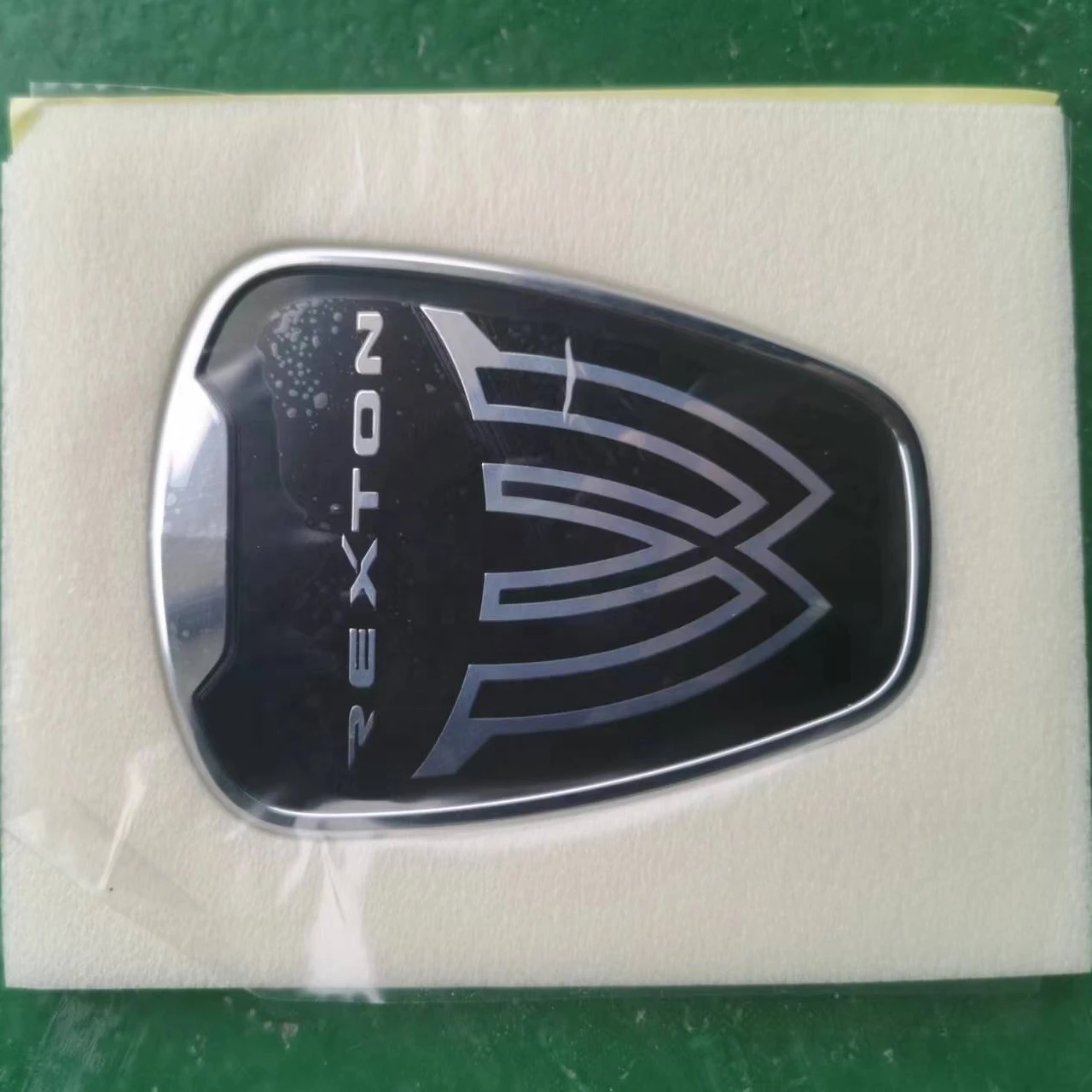 Ssangyong logo W REXTON dedicated OE7992408D00