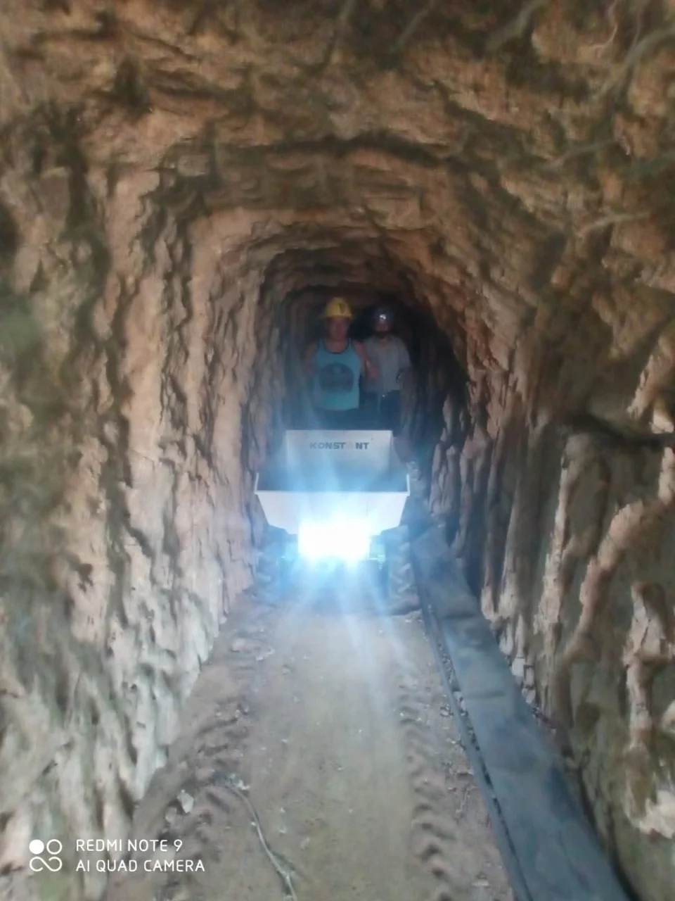 KONSTANT 300kg Electric Battery Mini Dumper with 4WD Chain Drive  Power Buggy Barrow for Concrete Mining Construction and Farm U