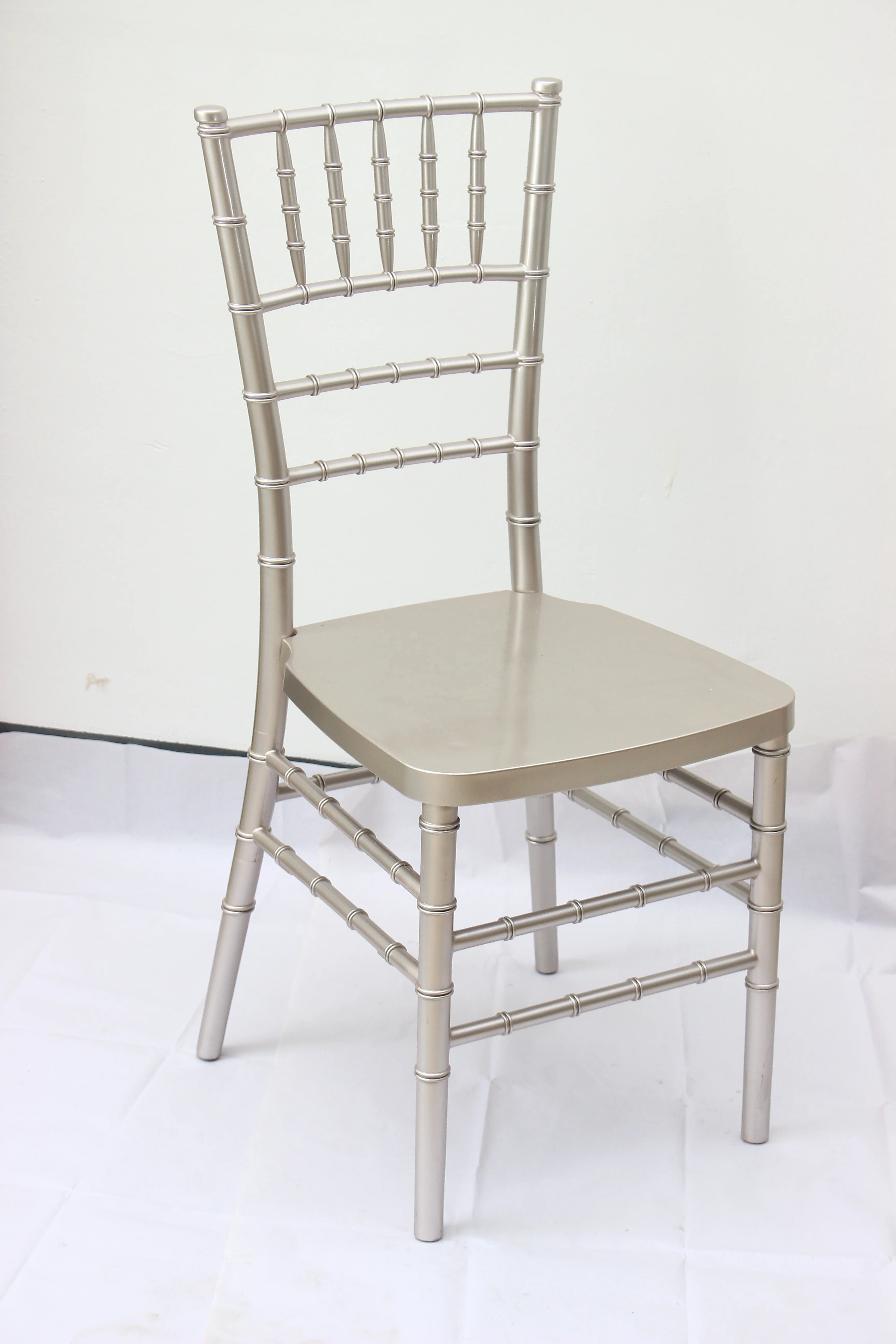 Металлического цвета 17 лет завод пластиковые chiavari стул смолы с подушкой и чехлами для вечеринки