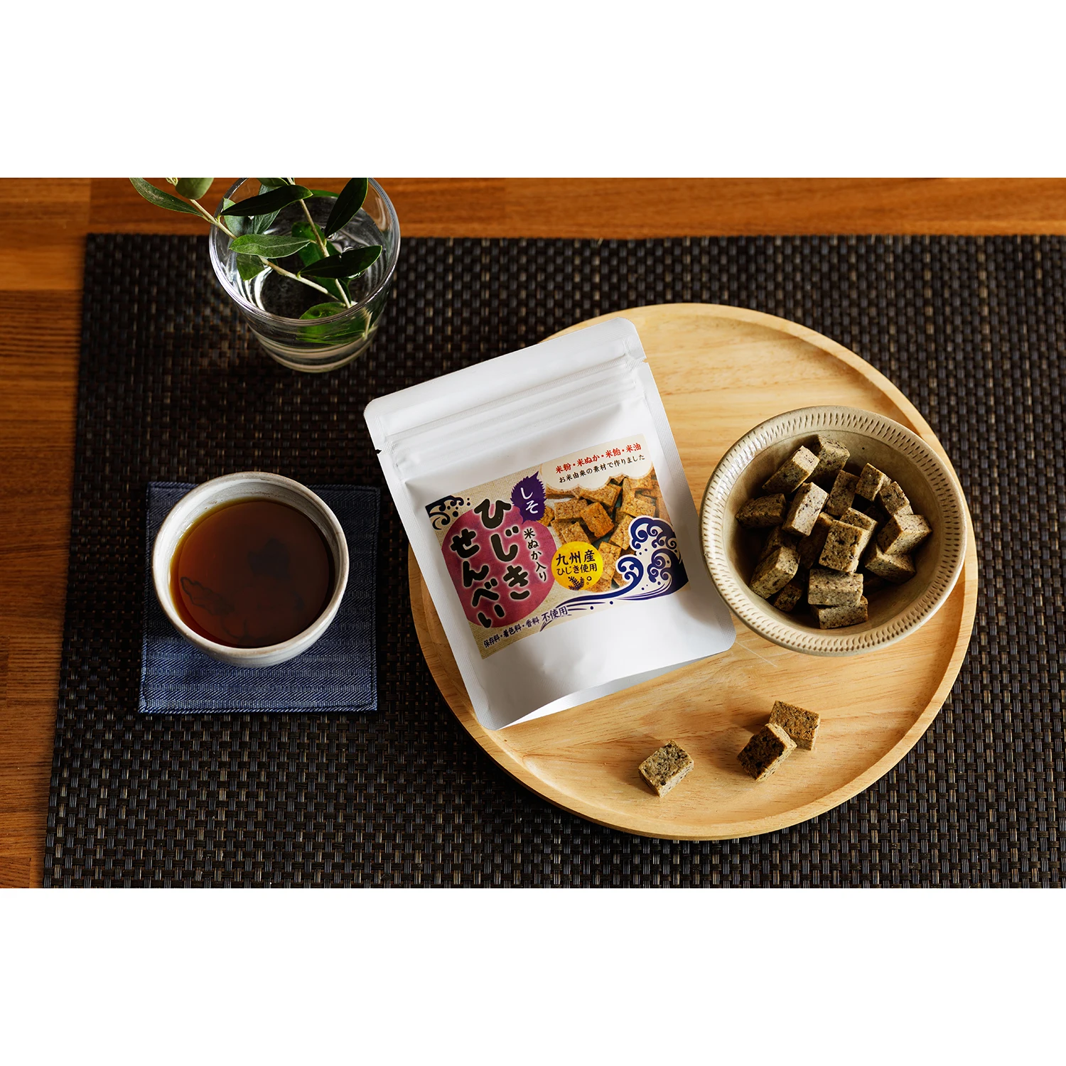 Slightly sweet full-bodied chewy healthy crackers Japanese snacks