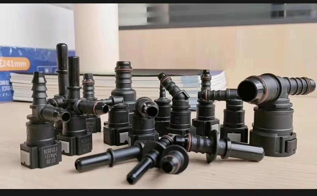 Self-locking buckle of a variety of automobile pipe joint dust cover quick connector