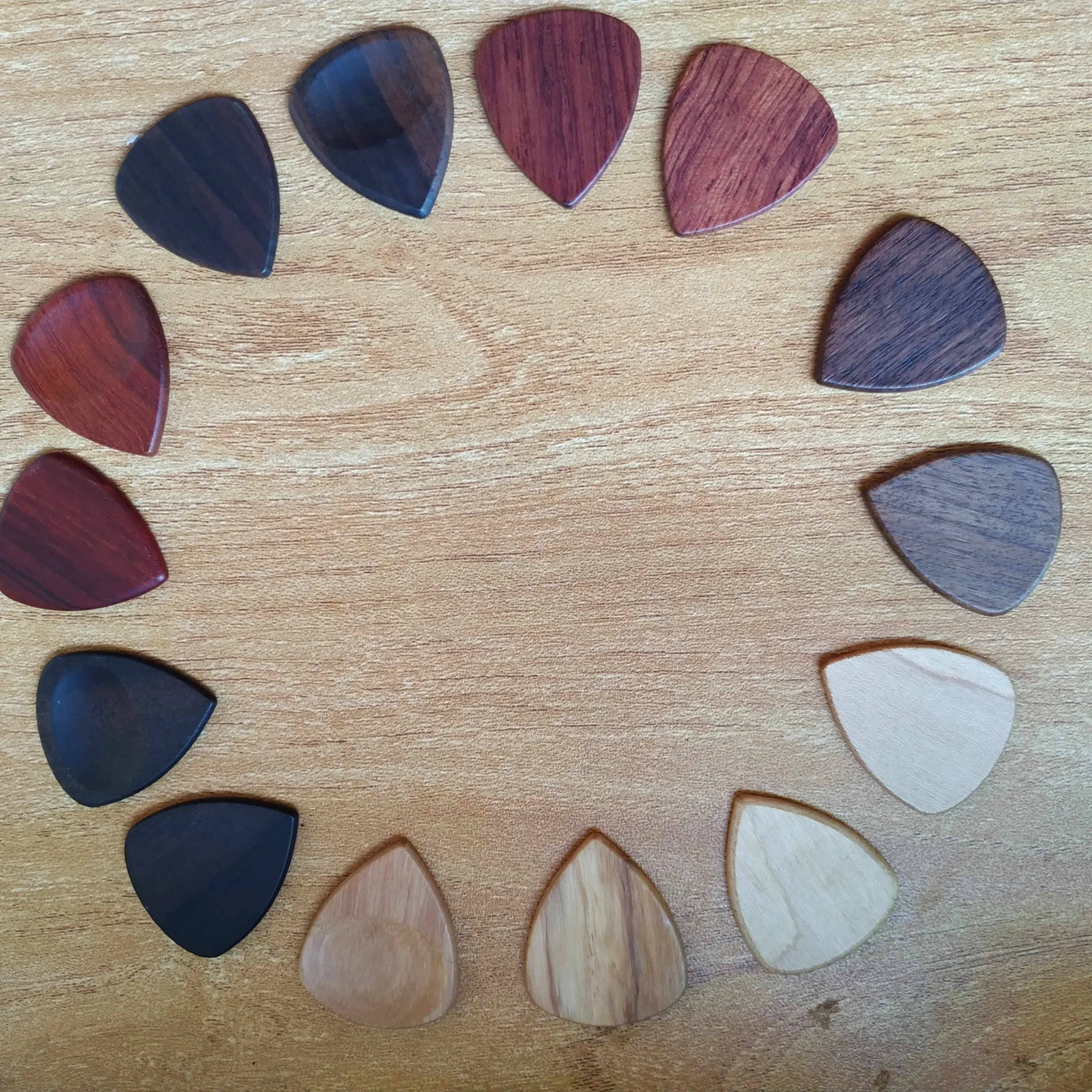 
Factory direct sales of musical instrument accessories Bess / ukulelili / guitar wooden pick can be customized logo and pattern 