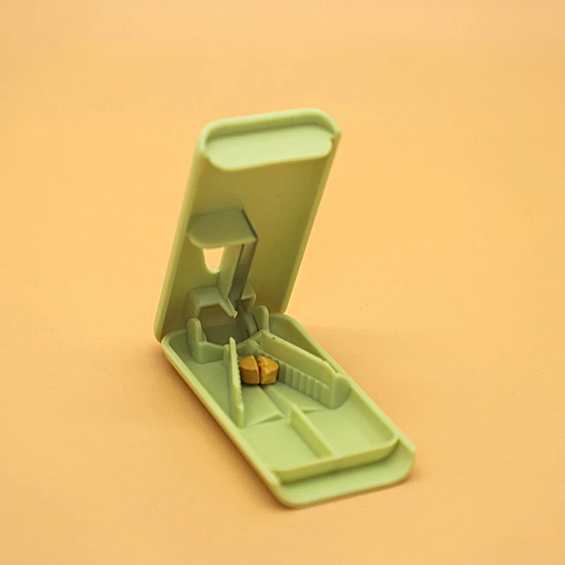 Wholesale Custom Logo hot sales small tablet breaker medicine film  pill organizer splitter portable pill crusher pill cutter