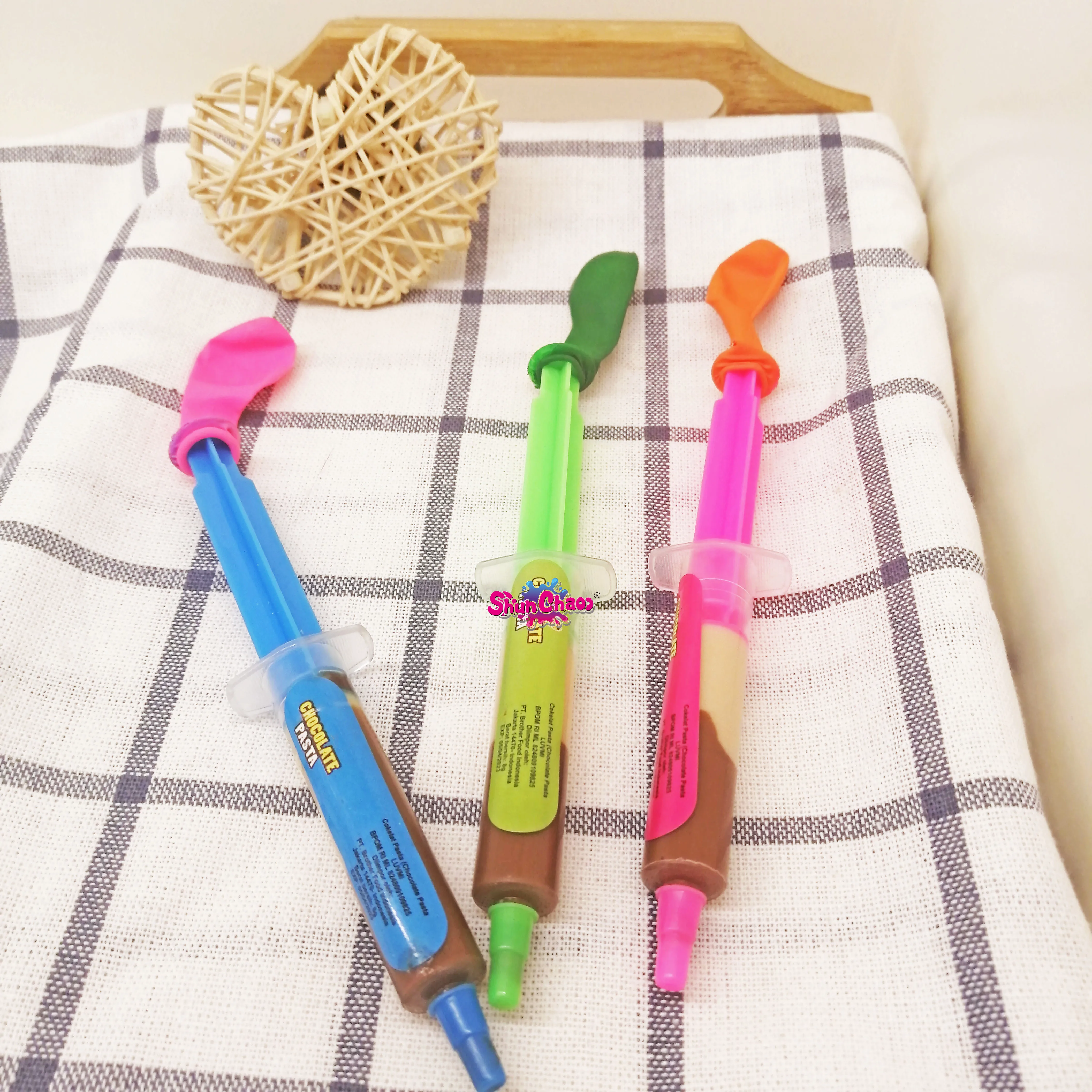 Novelty Creative Sweets And Chocolates Candy Injection Needle Shaped  With Balloon Toy