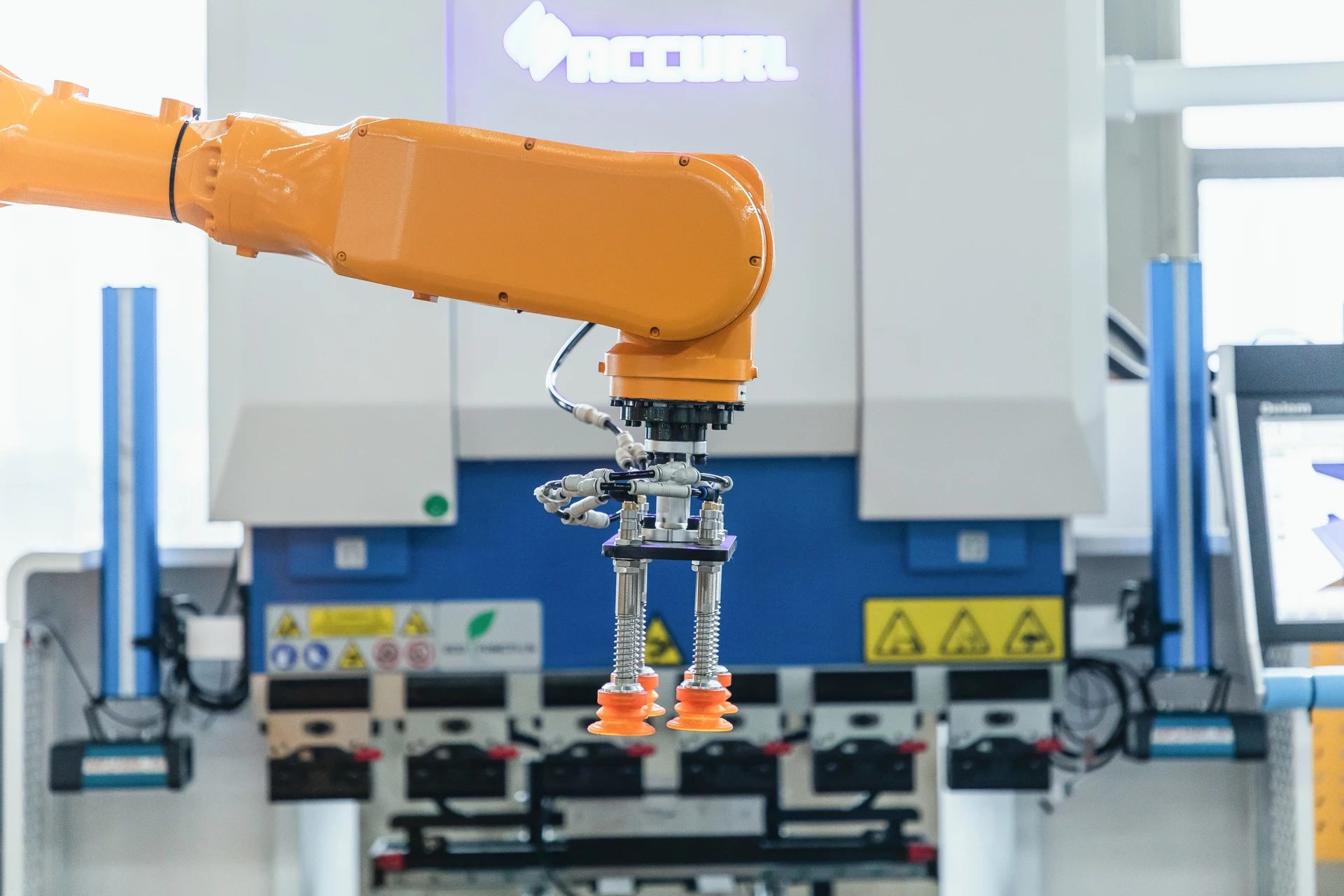  Листогибочный станок с автоматическим роботом Accurl CNC Delem DA66T