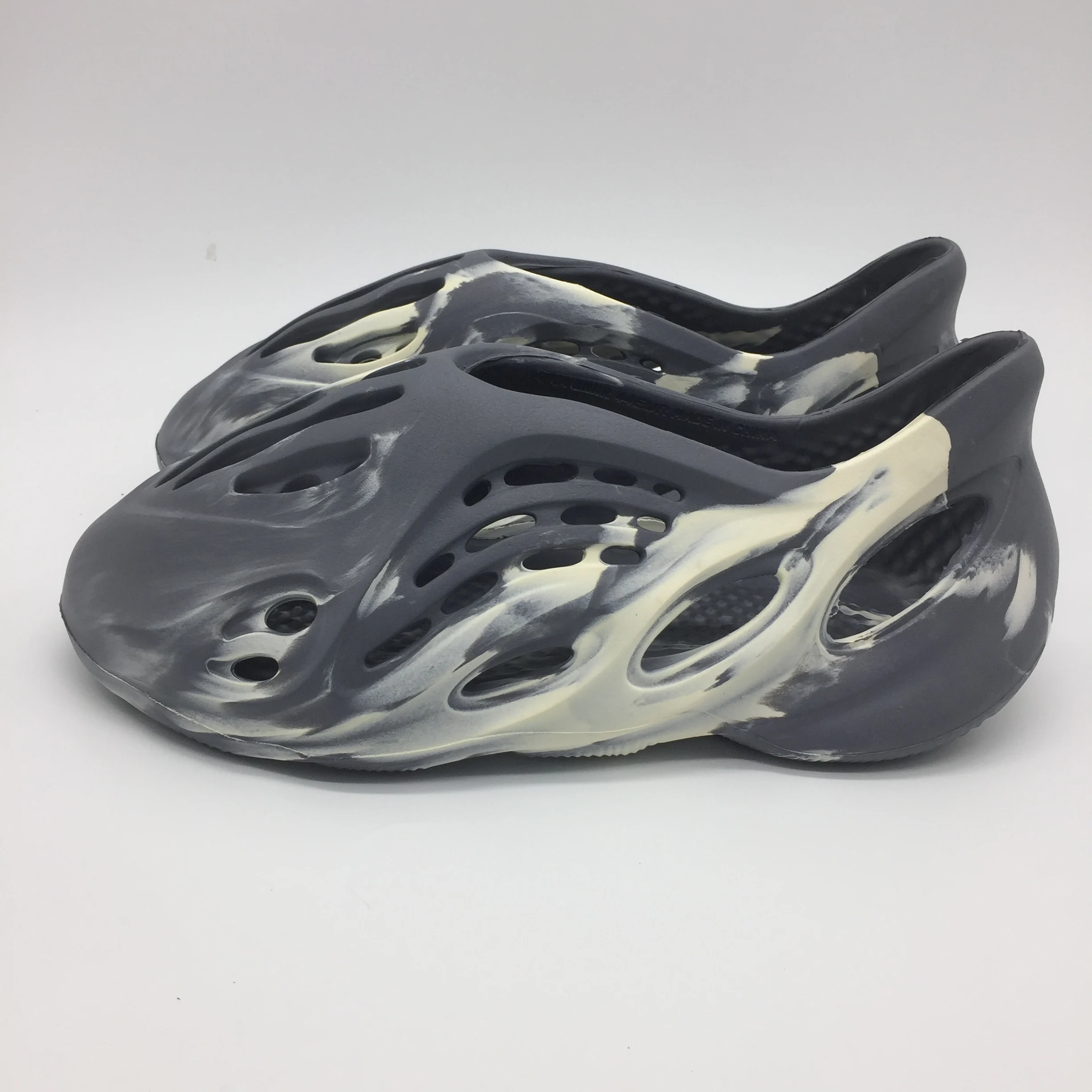 yeezy foam runner moon grey men beach sandals custom printed clog hole shoes yezzy slides zapatillas camo beige gray men yezzys