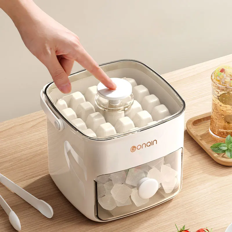 Пластиковые двухслойные лотки для льда с крышкой