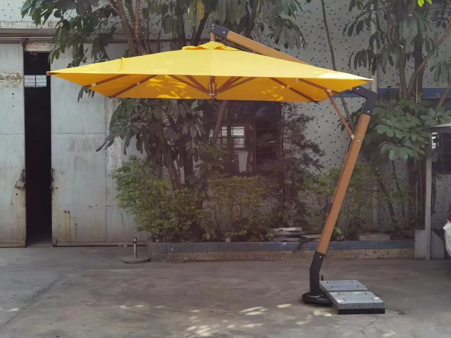 Modern Luxury Design Garden Big Square Wooden Hanging Cantilever Umbrella for Outdoor Hotel Courtyard School Use Made of Metal