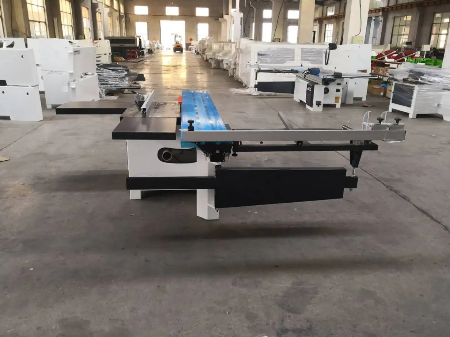 Деревообрабатывающая панельная пила 45 градусов, скользящий стол, пильный станок