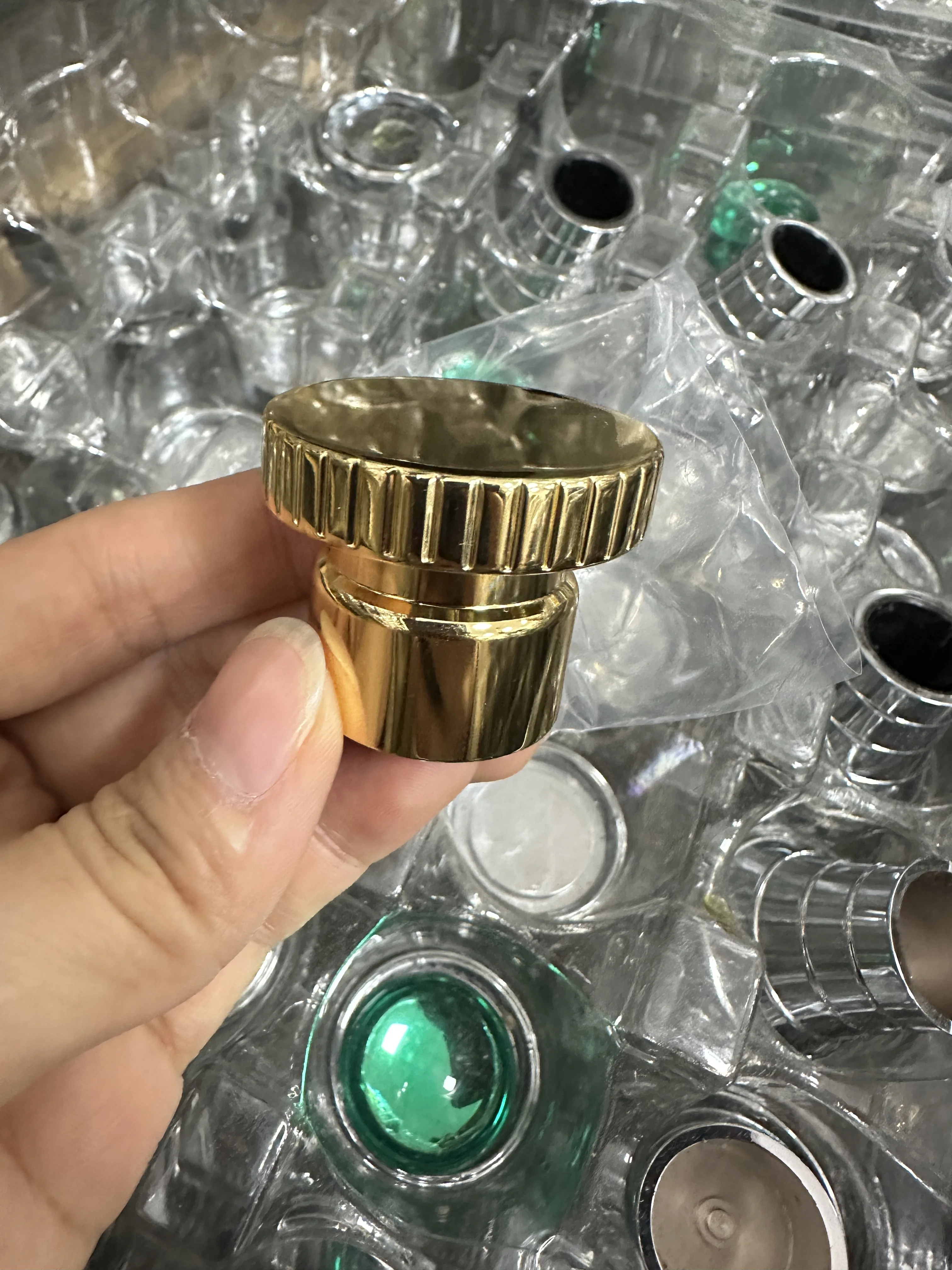 Customized 15mm Metal Crown Perfumed Zamac Perfume Bottle Caps