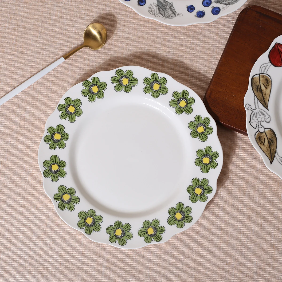 Custom Logo Metro Dining Plate Irregular French Dessert Plate Breakfast Plate High Beauty Household Antique Ceramic Tableware