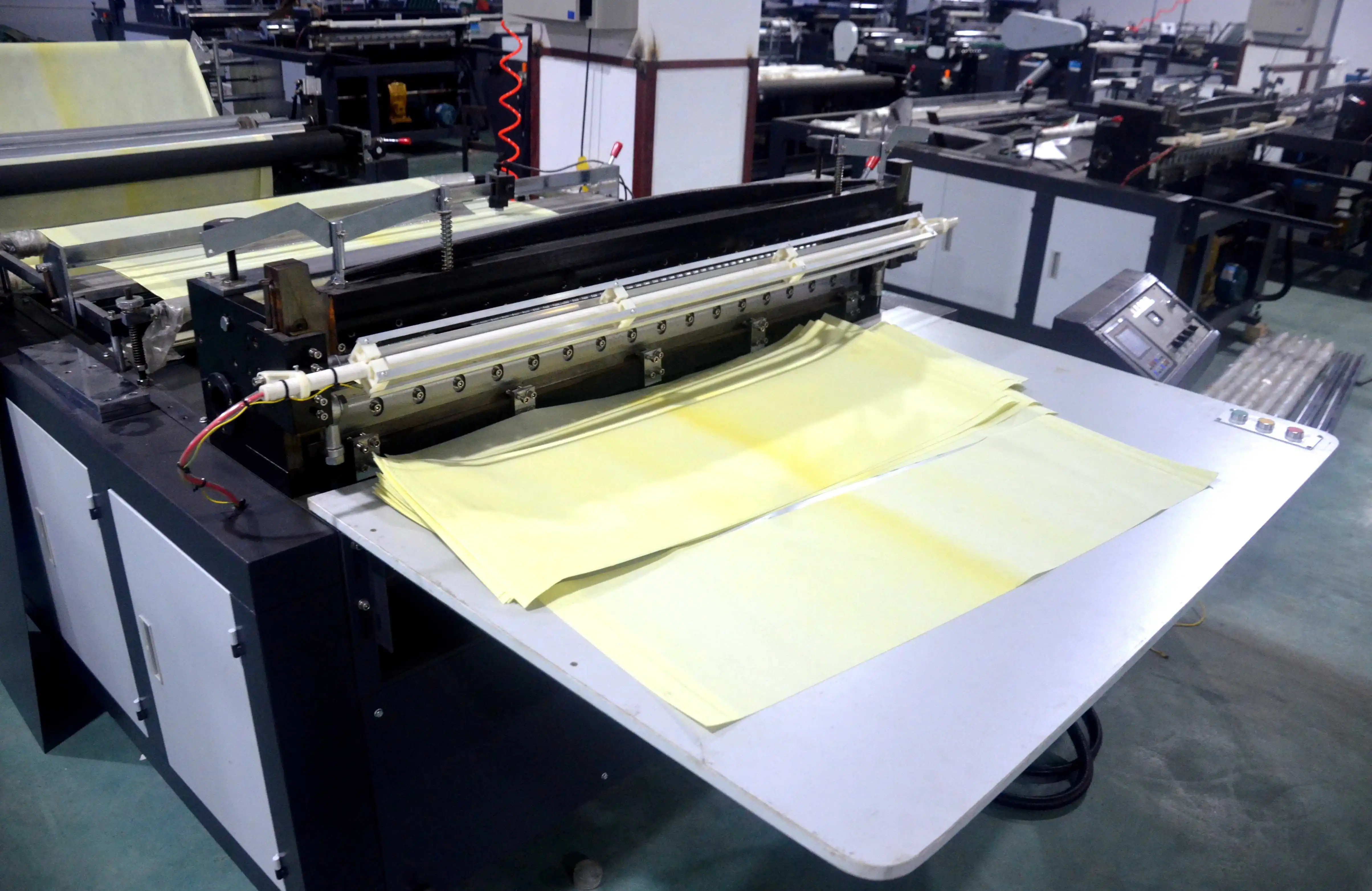 Full Automatic PP Non Woven Ultrasonics Cutting Machine Roll To Sheet Cutter