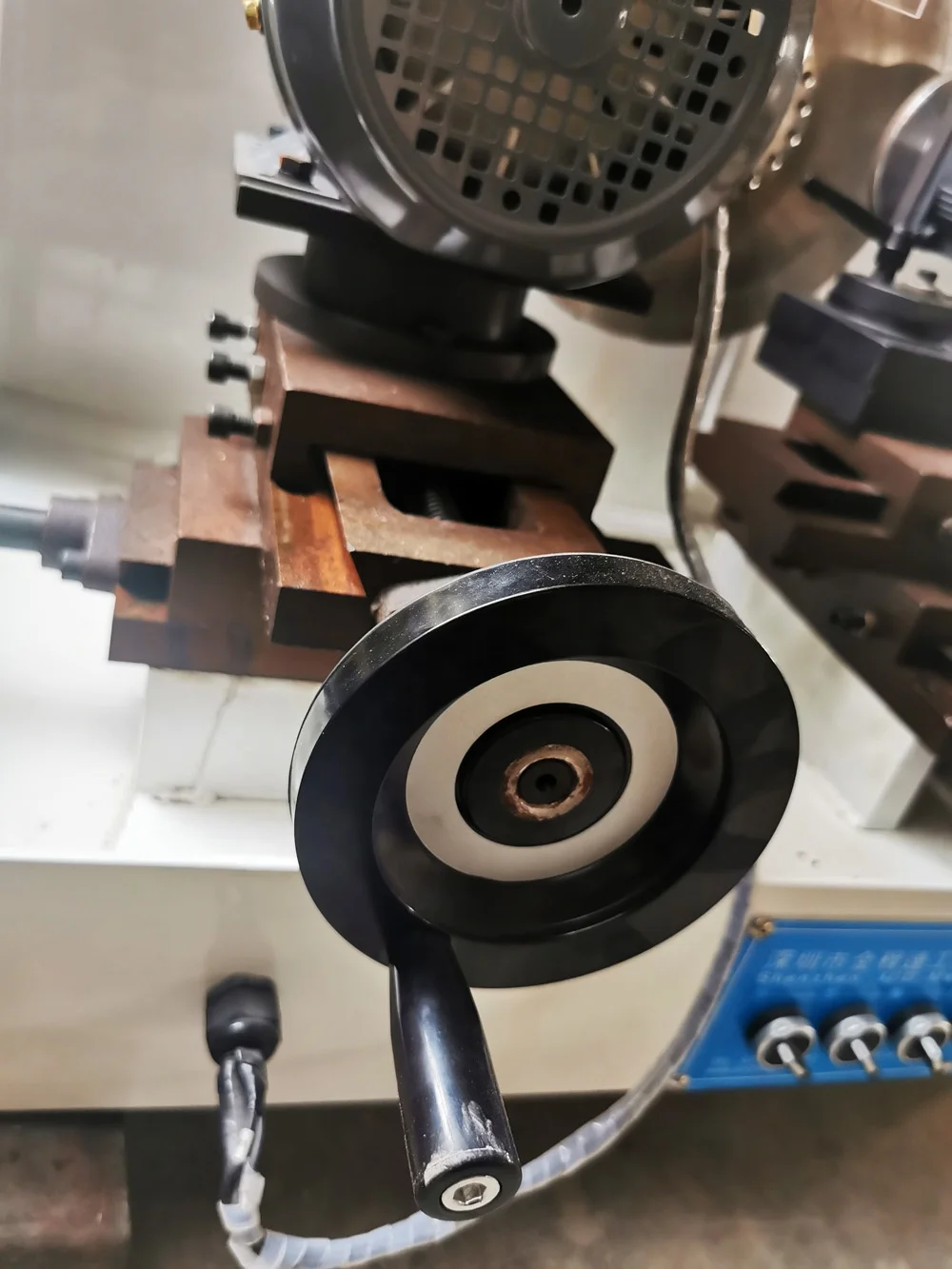 Small surface grinding machine for circular blade